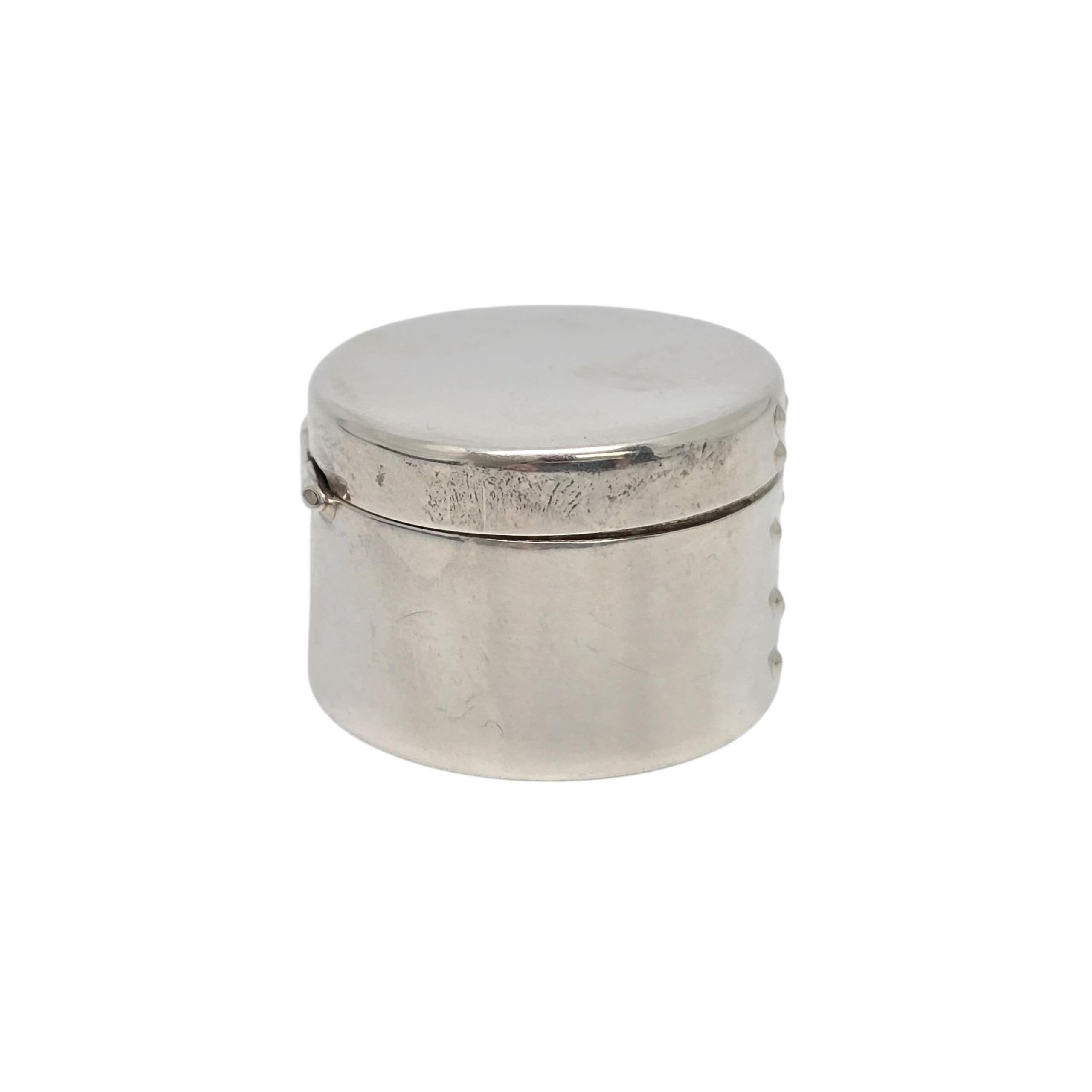 Women's or Men's Tiffany & Co Sterling Silver Oval Shaker Style Pill/Trinket Box #22272 For Sale