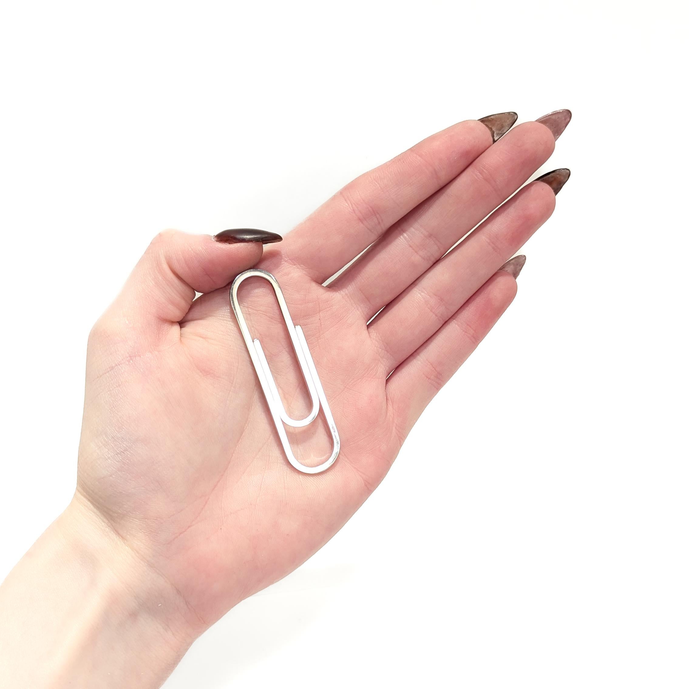 Un raffinato fermaglio o portamonete in argento firmato. 

Da Tiffany & Co.

In argento sterling.

A forma di graffetta gigante.

Marcato all'interno.

Un design Tiffany semplicemente meraviglioso!

Data:
20° secolo

Condizioni generali:
Nel