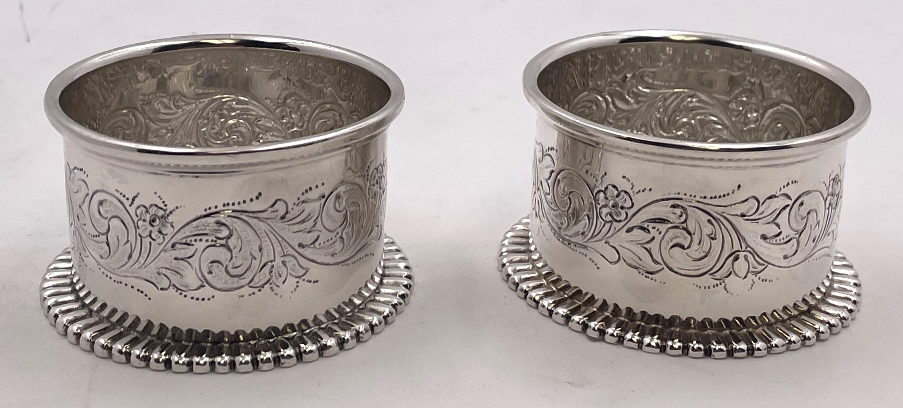 Paire de cache-pots en argent sterling de Tiffany & Co., fabriqués au Danemark, avec un bord godronné et d'exquis motifs floraux et autres motifs naturels stylisés. Ils mesurent 2 7/8'' de diamètre à la base et 1 1/2'' de hauteur, pèsent 6,6 onces