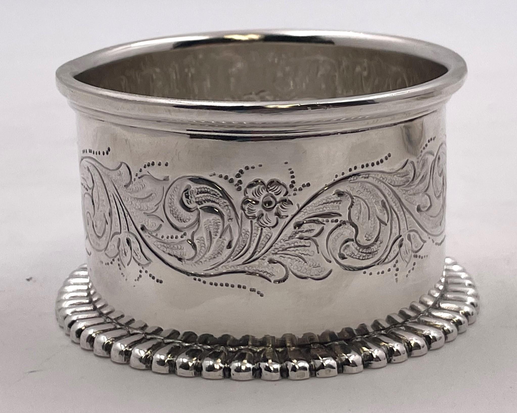 20ième siècle Tiffany & Co. Paire de pots à caches en argent avec motifs floraux en vente