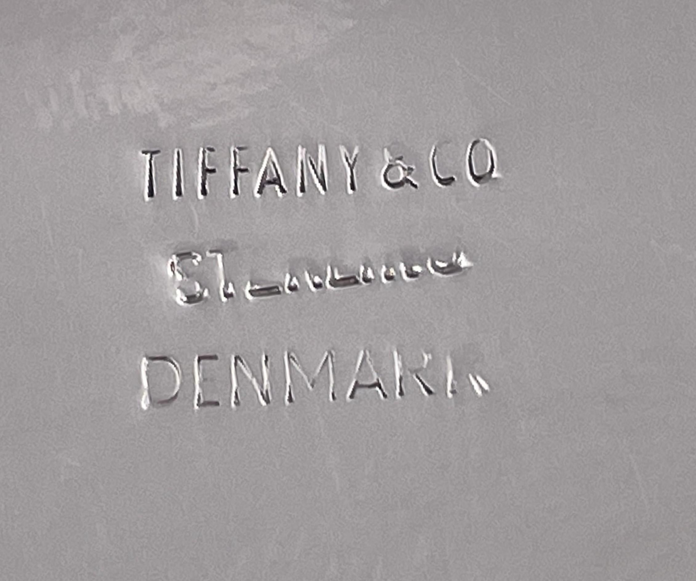 Argent Tiffany & Co. Paire de pots à caches en argent avec motifs floraux en vente