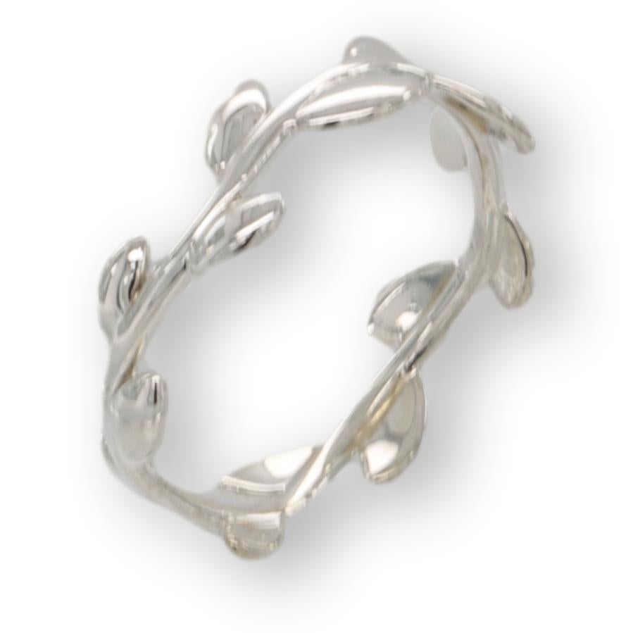 Der von Paloma Picasso entworfene Ring von Tiffany & Co. ist aus Sterlingsilber gefertigt und mit einem umlaufenden Olivenblattmuster versehen. Schmales Design, vollständig gestempelt mit Designerlogos und