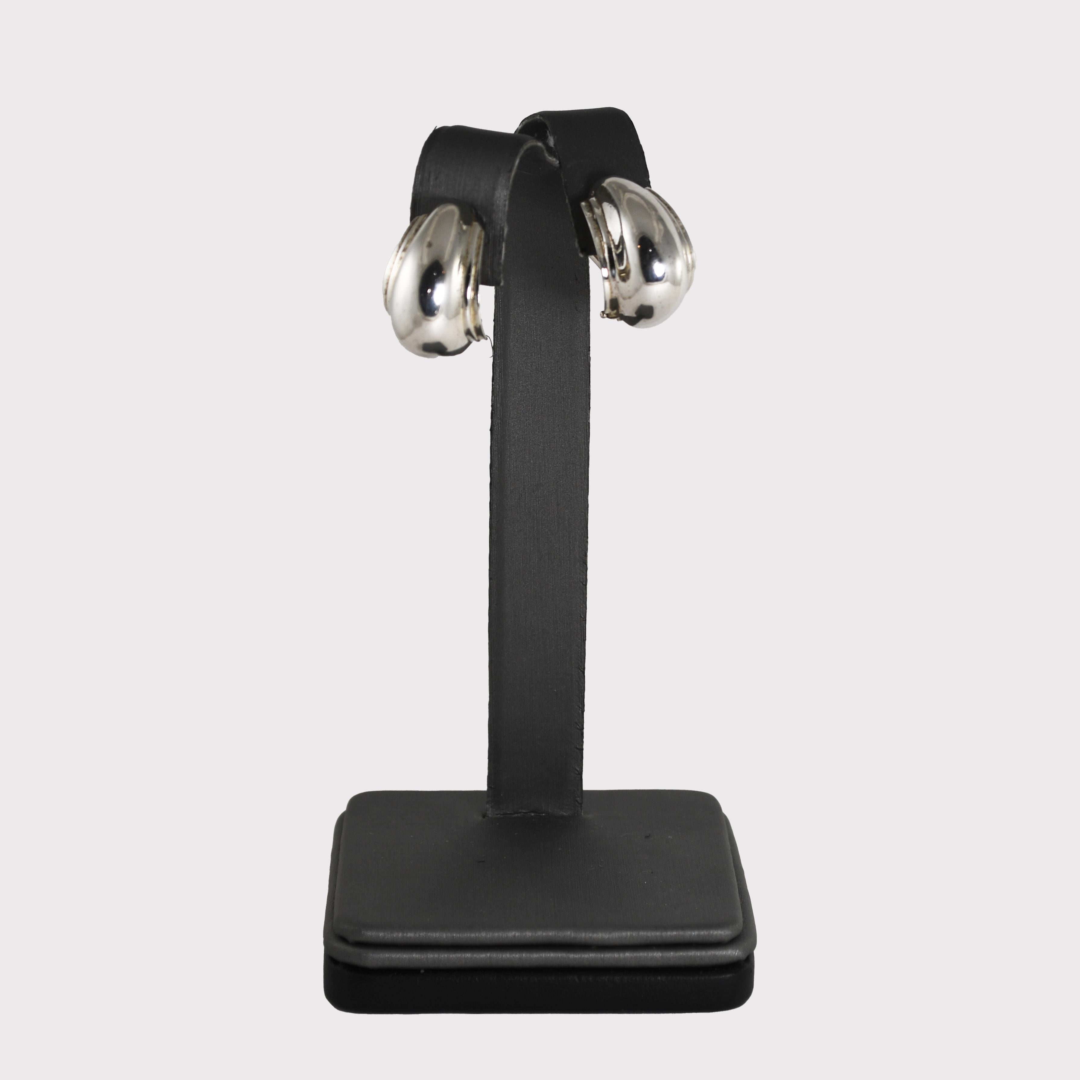 Tiffany & Co. Orecchini in argento di Paloma Picasso.
Stile cupola a conchiglia.
Il timbro Paloma Picasso T&T .925 e il peso di 8,1 grammi.
Gli orecchini misurano 3/4 di pollice di lunghezza e 1/2 di larghezza.
Ci sono clip back con perni per le