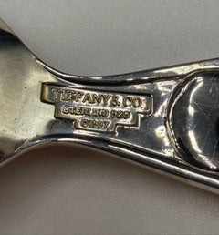 Cuchara para bebés de plata de ley de Tiffany & Co con el diseño «Perdiz en un peral»