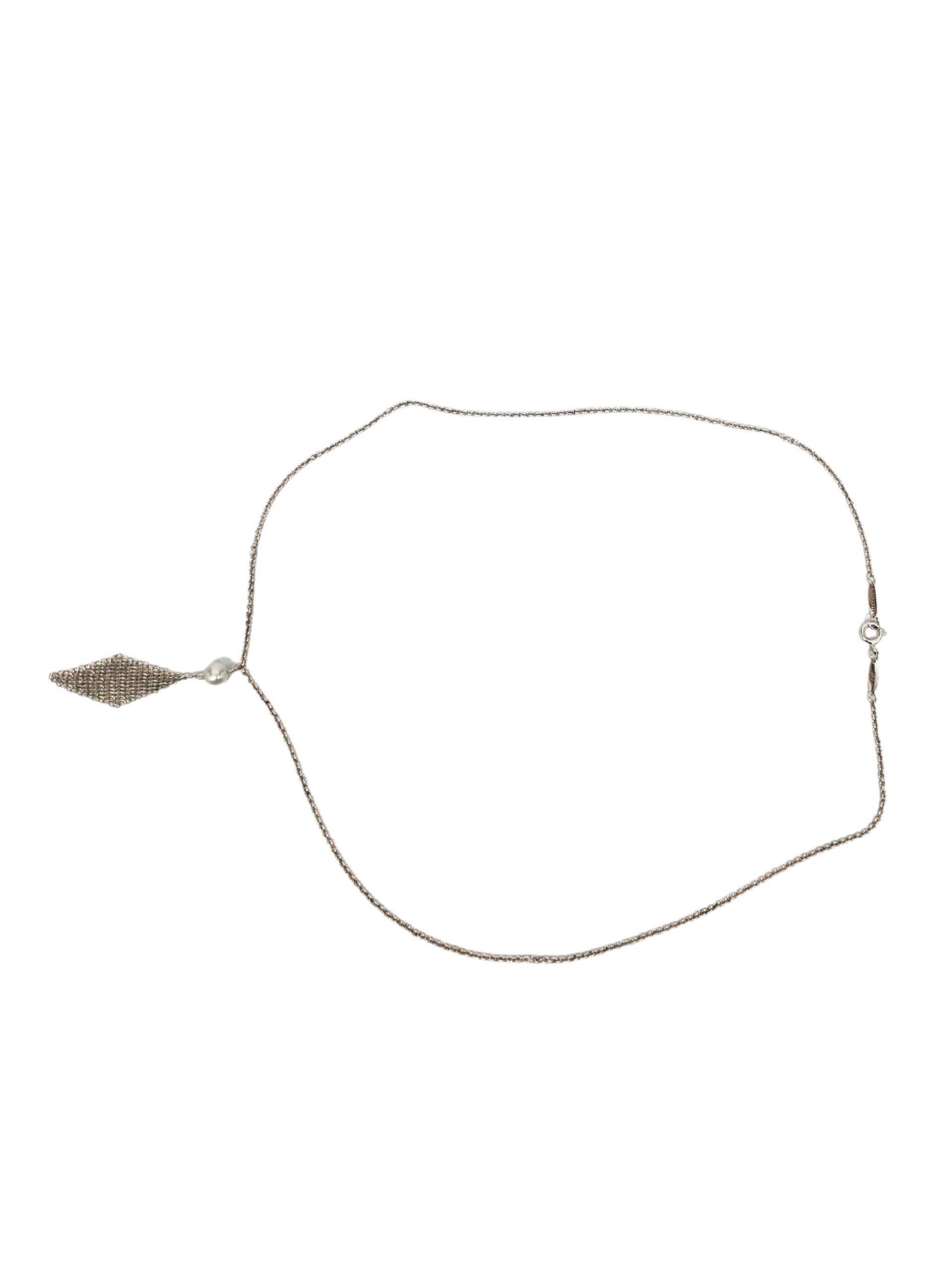 Contemporaneo Tiffany & Co. Collana con ciondolo con perle e nappe in maglia d'argento #22614 in vendita