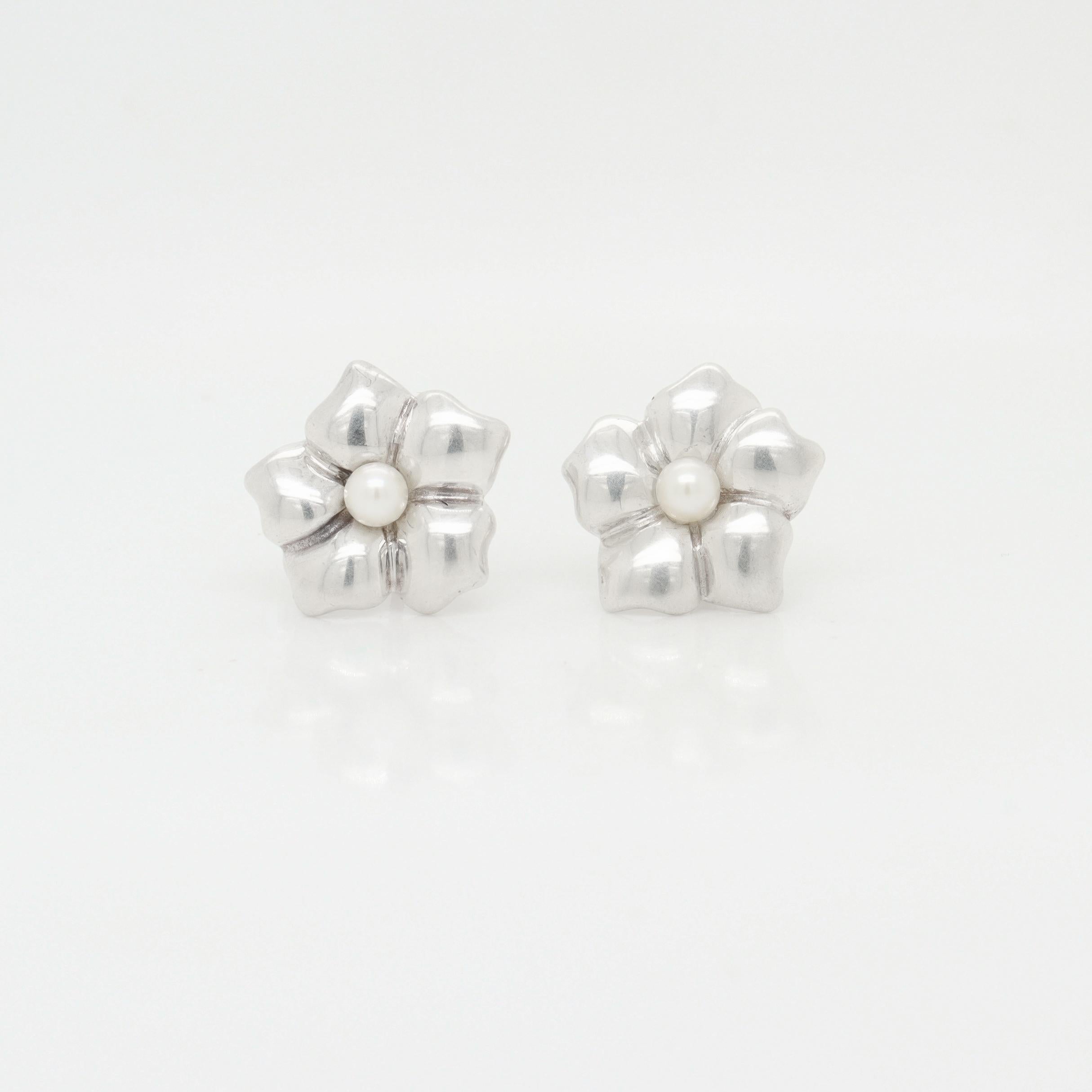 Tiffany & Co. Sterling Silver & Pearl Figural Flower Stud Earrings In Good Condition For Sale In Philadelphia, PA