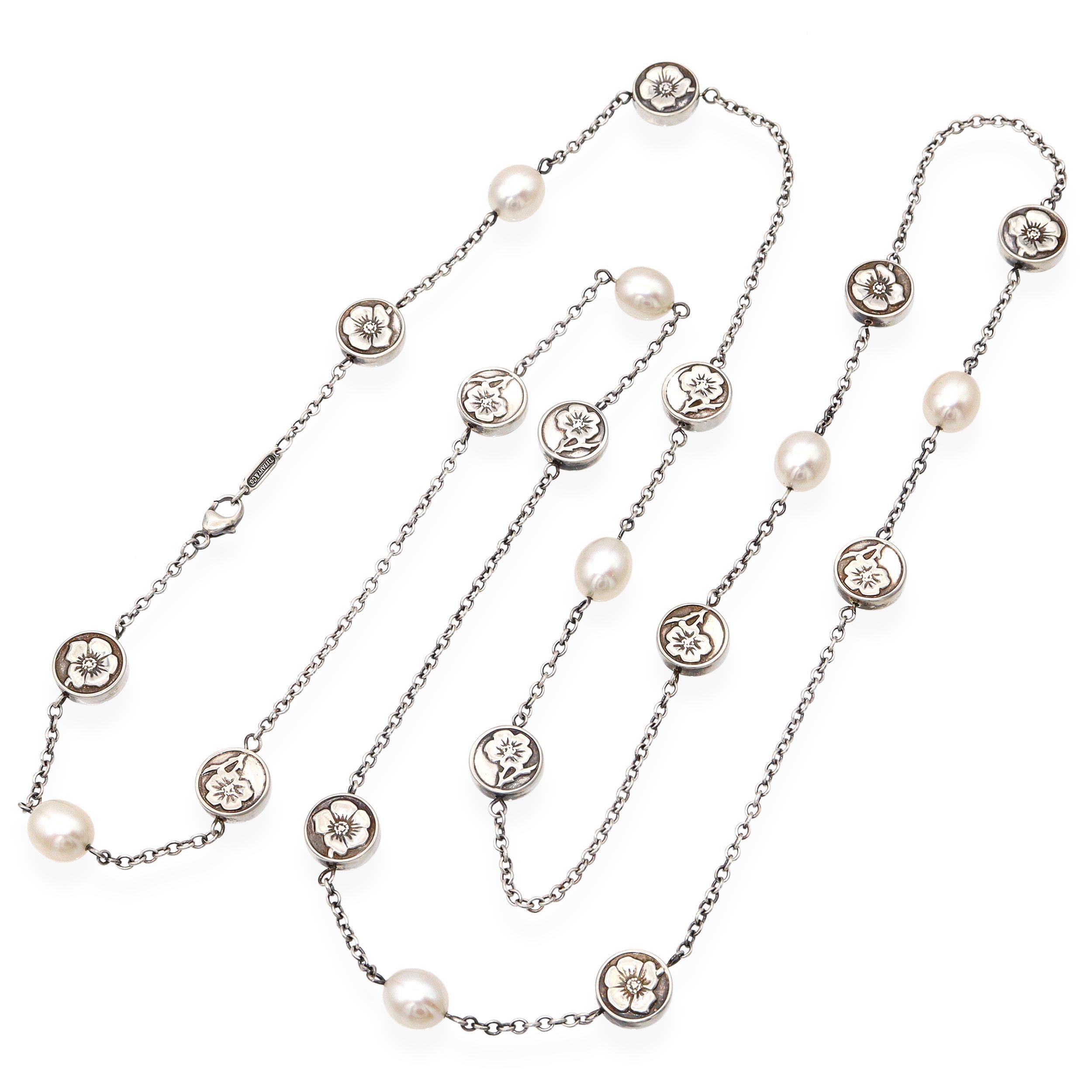Tiffany & Co. Collana con perle in argento Sterling Nature Rose Flower Station, un design romantico e femminile con motivi di fiori di rosa delicatamente lavorati e incastonati lungo la catena, accentuati da perle luminose. Le stazioni sono