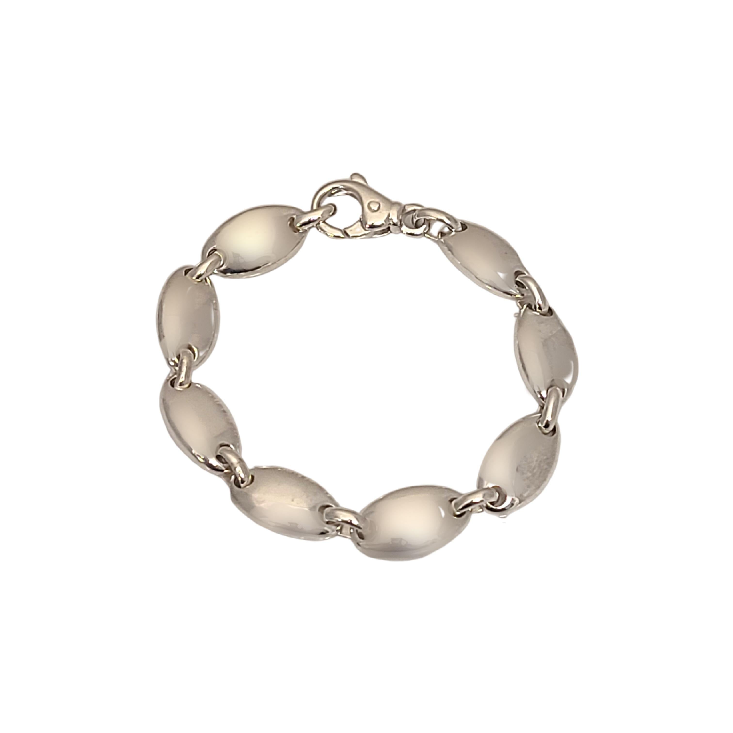 Tiffany & Co sterling silver pebble oval link bracelet with pouch and box.

Authentic Tiffany bracelet featuring oval pebble links with lobster claw closure. Includes a Tiffany & Co box and pouch.

Measures approx 7 3/4
