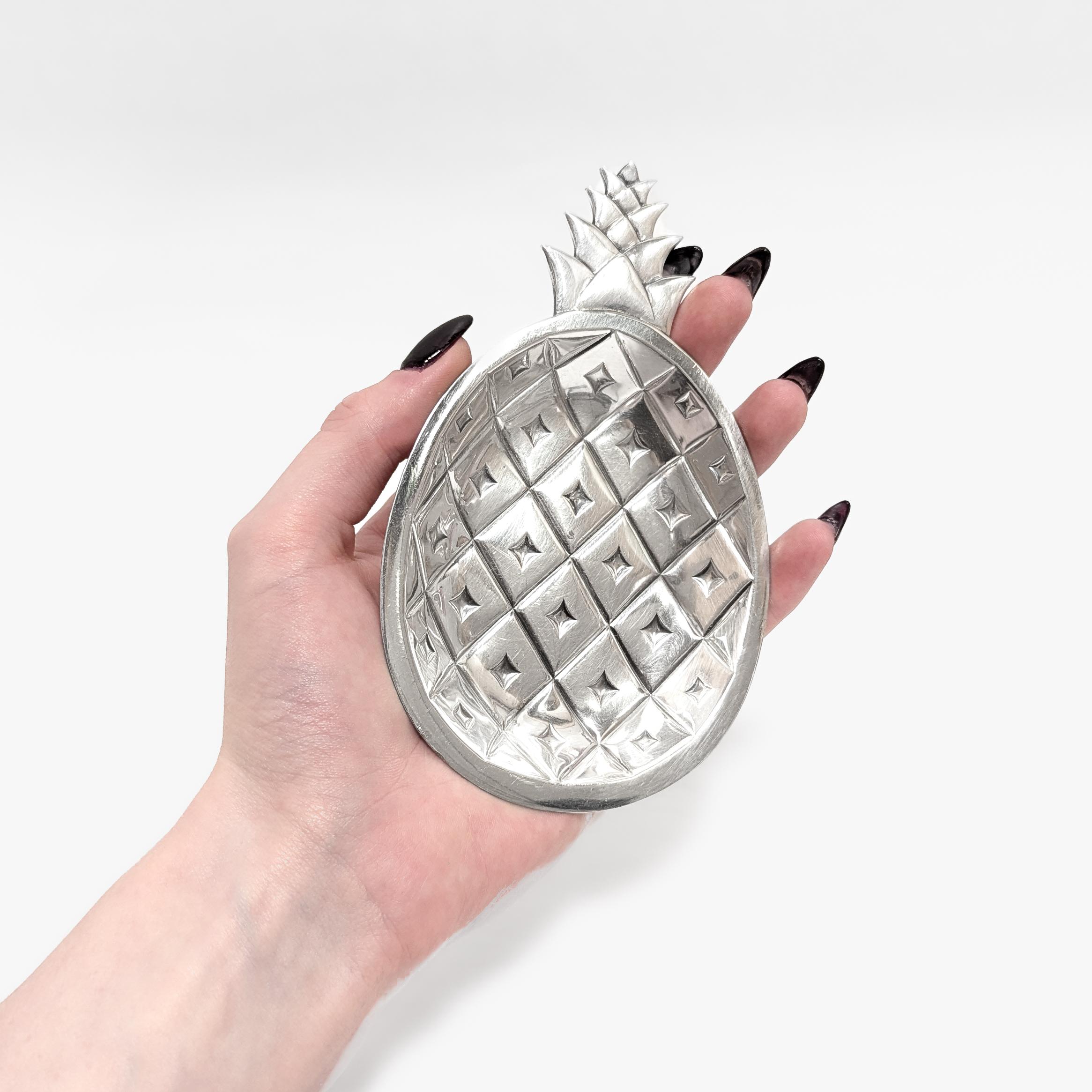 Eine feine signierte Silber Bon Bon Schale.

Von Tiffany & Co.

Aus Sterlingsilber.

In Form einer Ananas.

Auf dem Sockel gestempelt.

Einfach eine wunderbare Tiffany-Silber-Dekoschale!

Datum:
20. Jahrhundert

Allgemeiner Zustand:
Es ist in