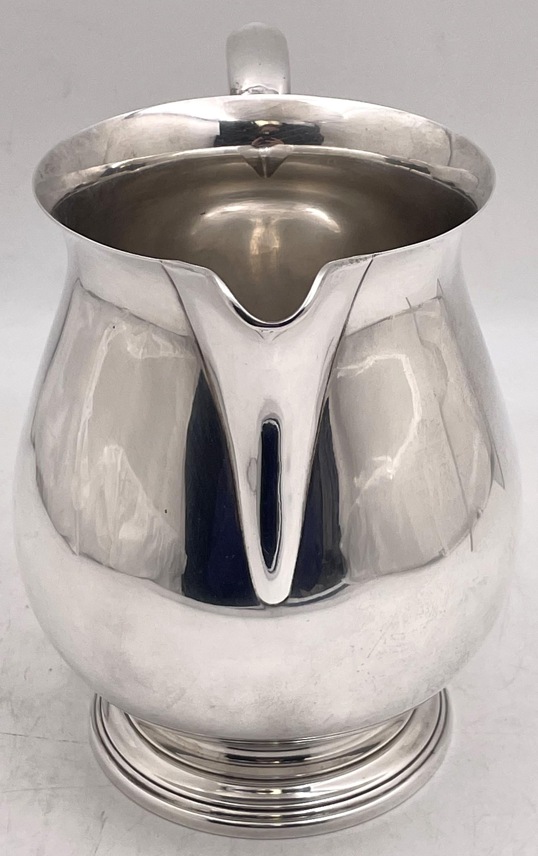 Brocca in argento sterling di Tiffany & Co. in stile Art Déco con proporzioni eleganti, realizzata tra il 1947 e il 1956, con il numero di modello 19873, disegnato nel 1921. Misura 7,8/8'' di altezza per 8'' dal manico al beccuccio per 5 3/4'' di