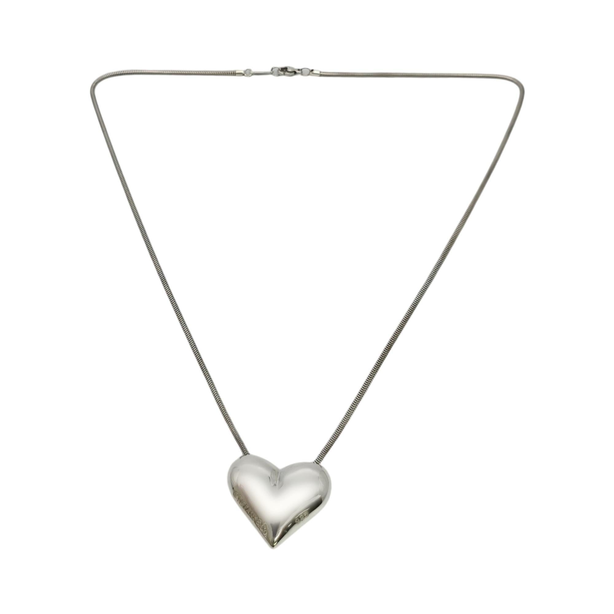 Sterling silver puffy heart pendant snake chain necklace by Tiffany & Co.

Authentic Tiffany necklace featuring a large puffy heart pendant on a Tiffany snake chain. Tiffany & Co box and pouch are not included.

Chain measures approx 19