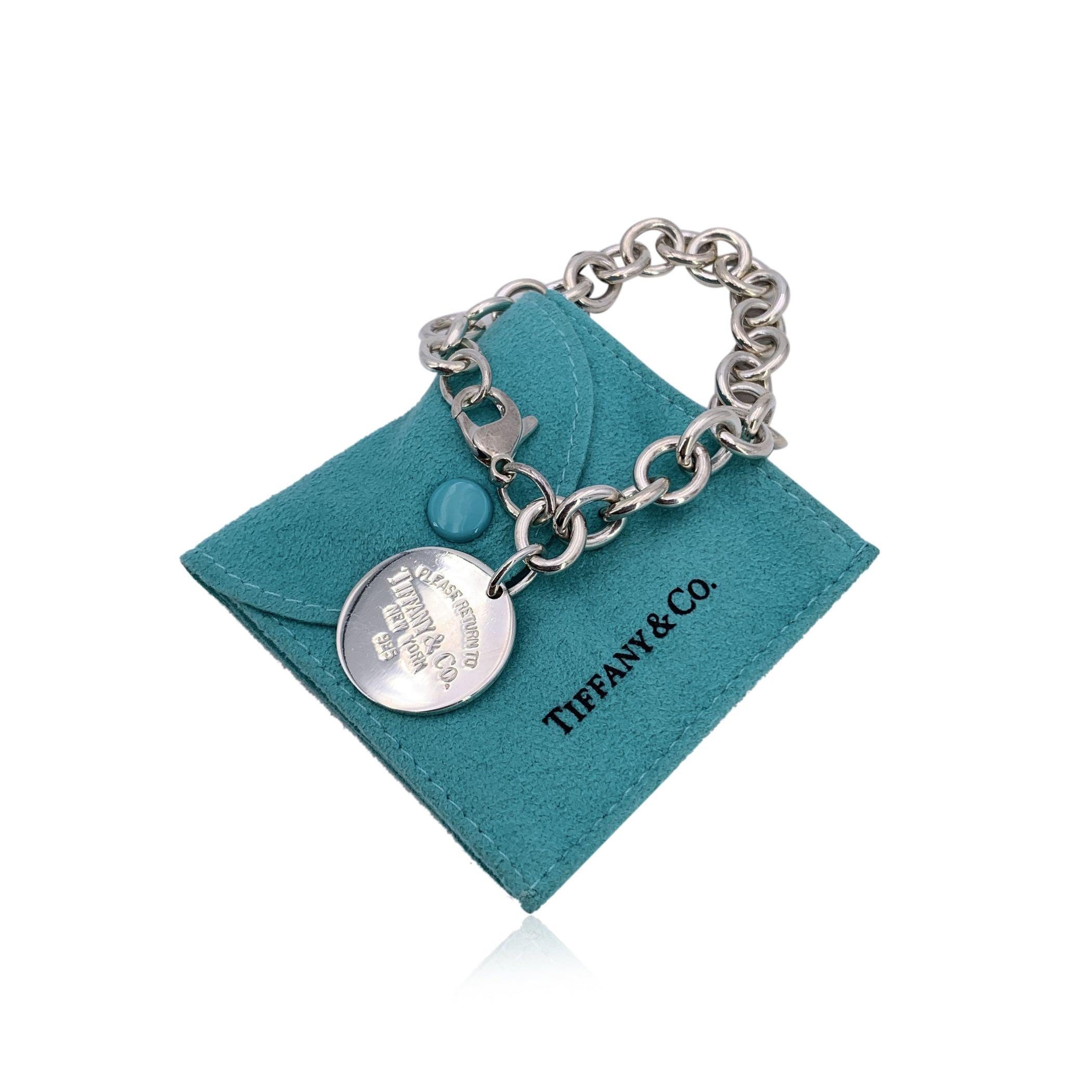 This beautiful sterling silver chain bracelet by Tiffany & Co. is a timeless piece that draws inspiration from an iconic keyring first introduced in 1969. The bracelet features a round tag charm, engraved with the classic 