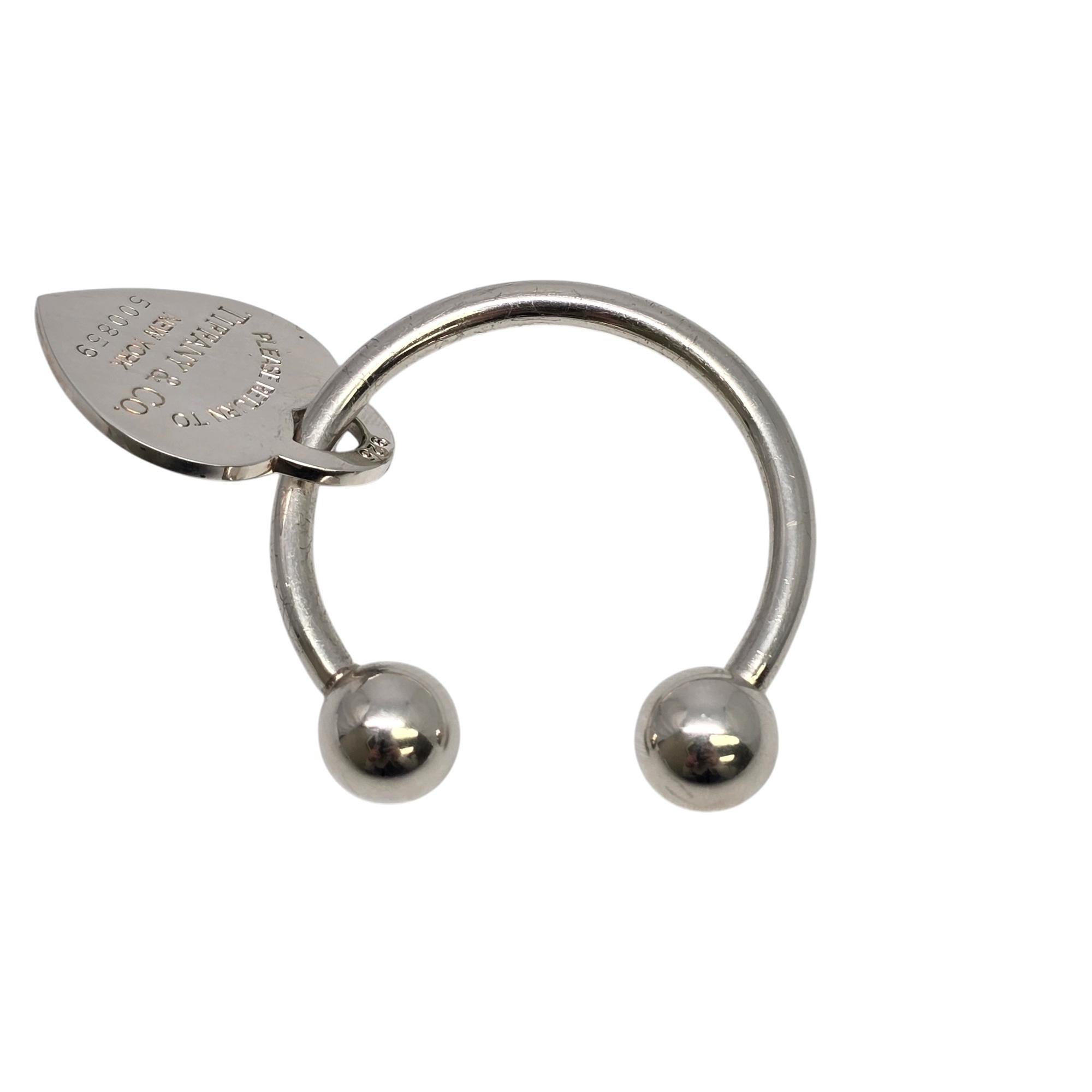 Schlüsselanhänger aus Sterlingsilber in Form eines Hufeisens oder einer Kugel mit einem Return To Tiffany-Herzanhänger von Tiffany & Co.

Schlichter, klassischer und zeitloser Schlüsselanhänger in Form eines Hufeisens mit einer abnehmbaren Kugel und