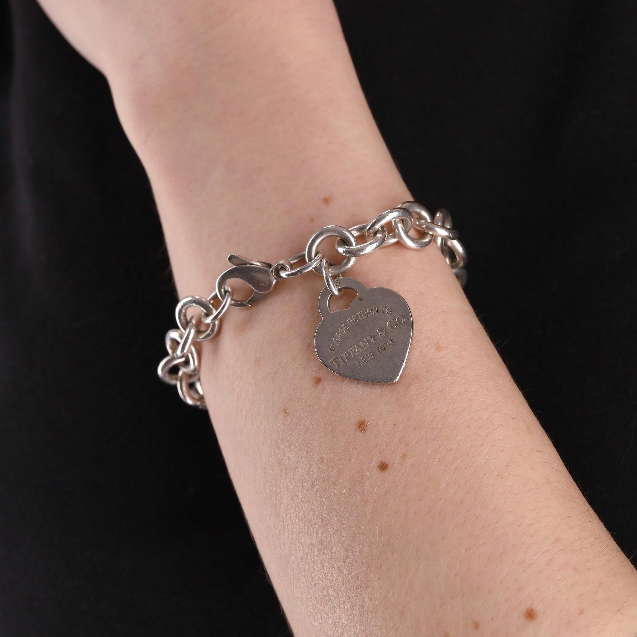 Tiffany & Co. Braccialetto con etichetta a forma di cuore in argento Sterling Return To Tiffany

Catena a maglie grosse con targhetta d'argento a forma di cuore con inciso 
