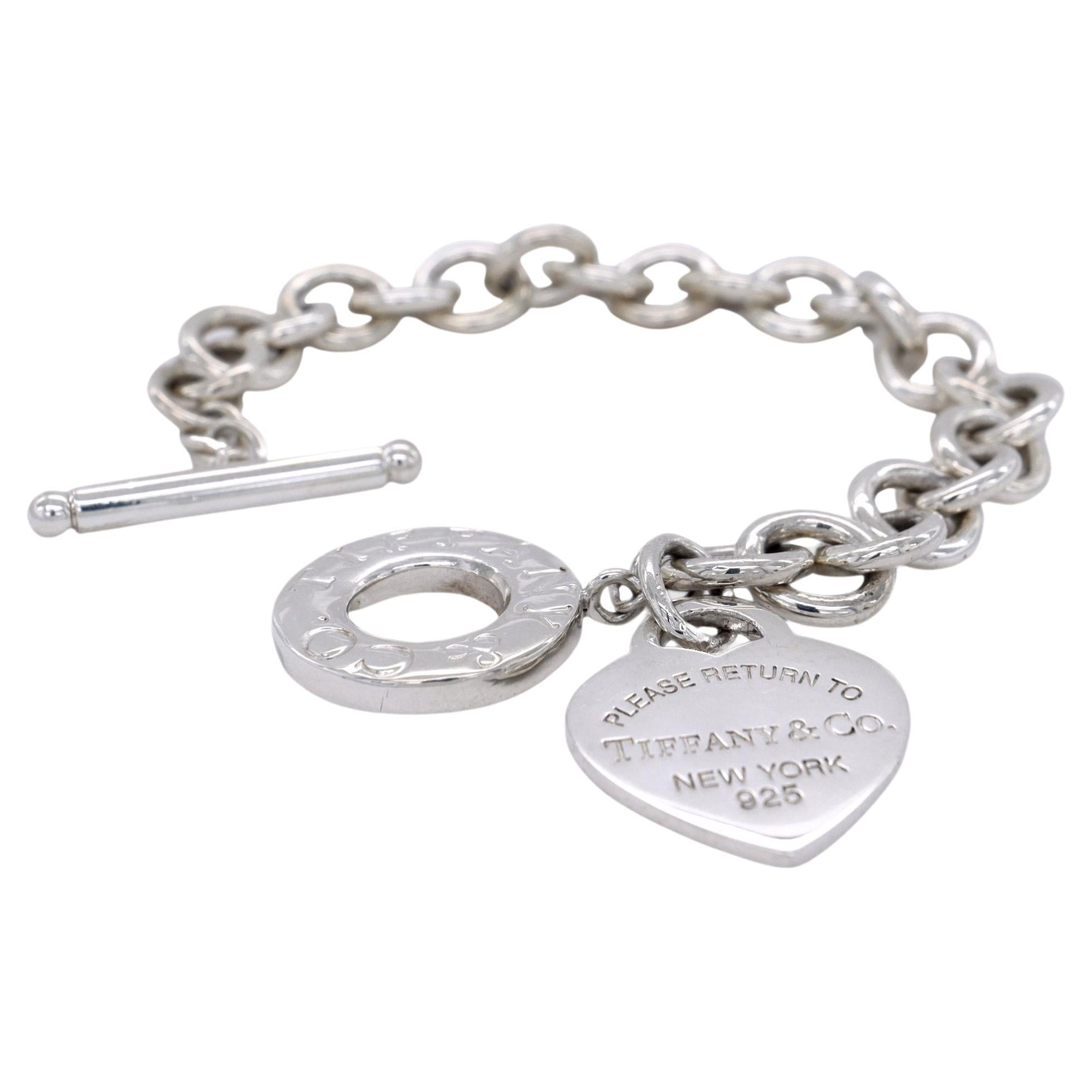 Tiffany & Co. Gliederarmband aus der Return to Tiffany-Kollektion in feiner Handarbeit in Sterling Silber mit einem Herz Tiffany-Logo Charme hängen von einem 7,5