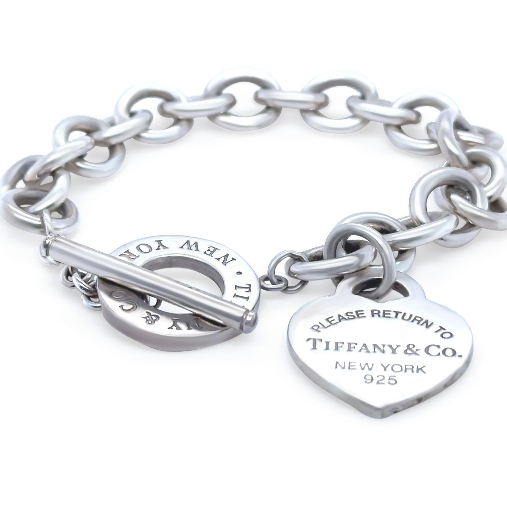 Diese kultige Tiffany & Co. Das Return to Tiffany™ Heart Tag Toggle Bracelet ist aus Sterlingsilber gefertigt und mit einem klassischen mittelgroßen Herzanhänger und einem großen Knebelverschluss versehen. Das zeitlose Design des Armbands verkörpert