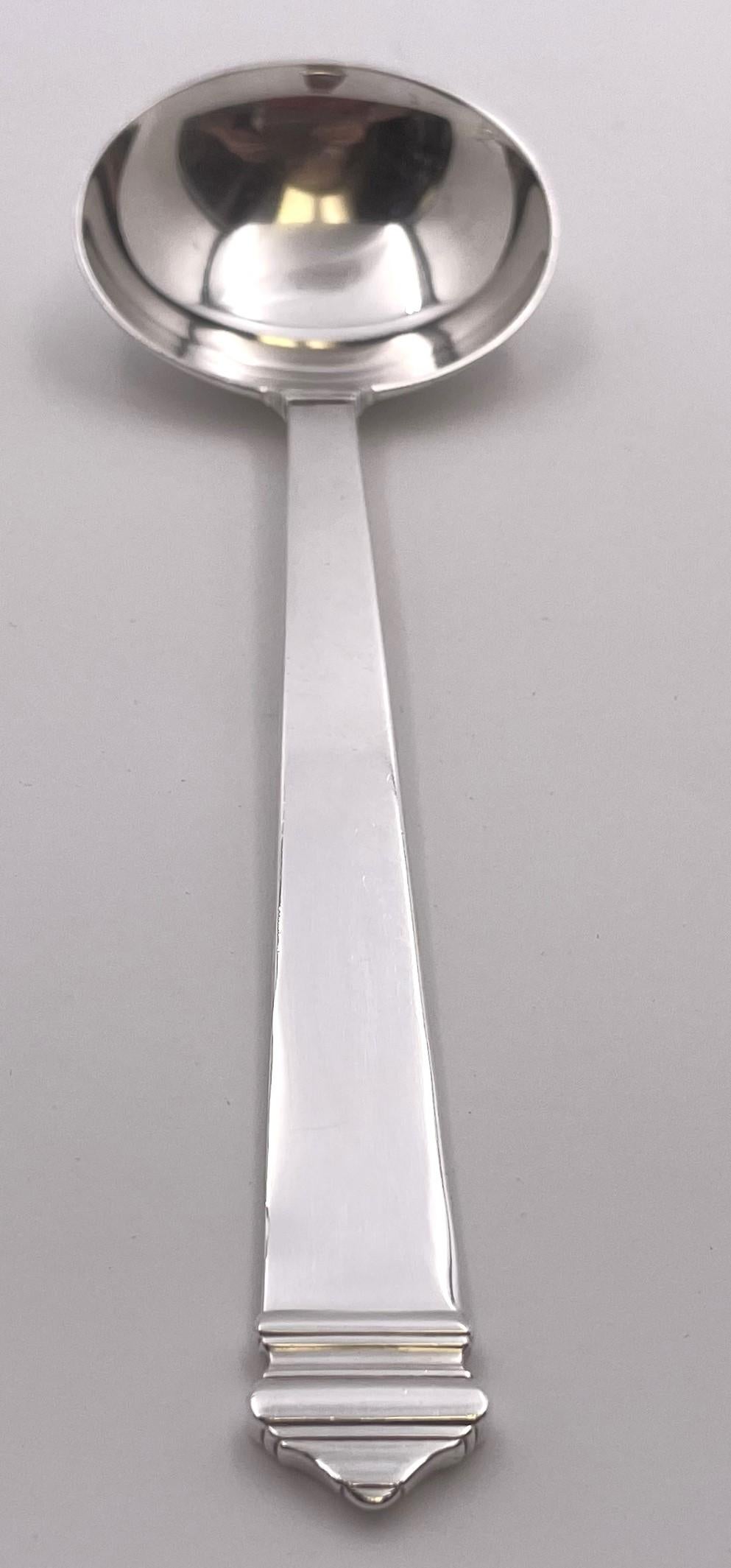 Cucharón para salsa de plata de ley de Tiffany & Co. en el diseño Hampton y en estilo Art Déco. Mide 7 1/2'' de largo por 2 1/2'' de ancho y 7/8'' de alto, pesa 3,2 onzas troy y lleva los sellos que se muestran. 

La legendaria marca Tiffany fue