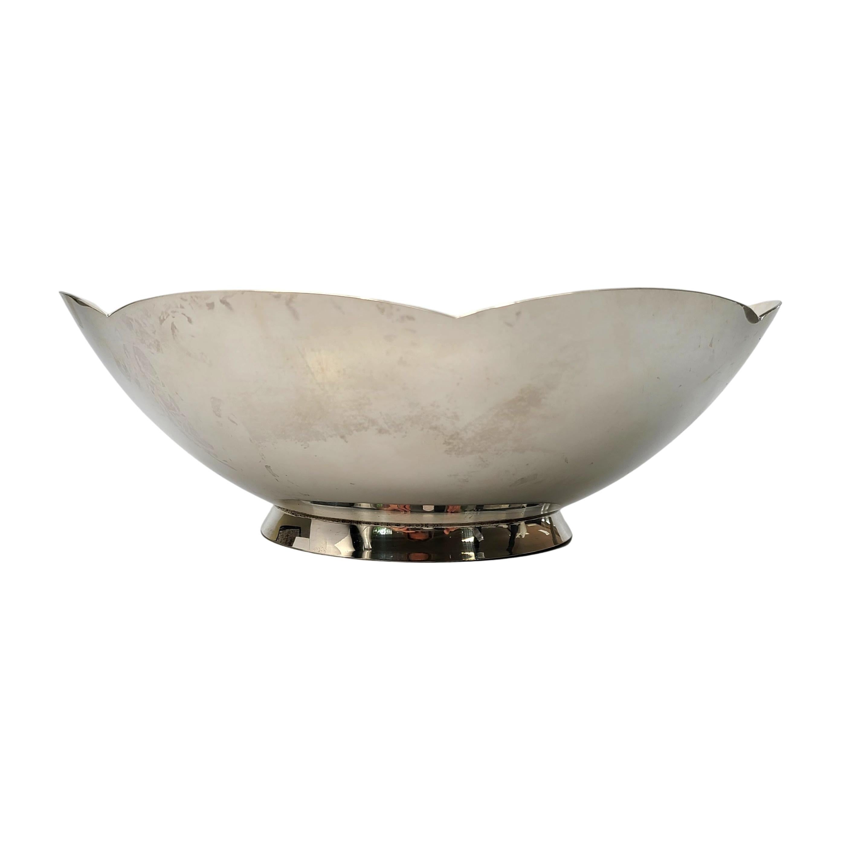 Sterling silver Tiffany & Co bowl, circa mid-20th Century.

This heavy, beautiful bowl features a rounded scalloped rim.

Measures approx 9