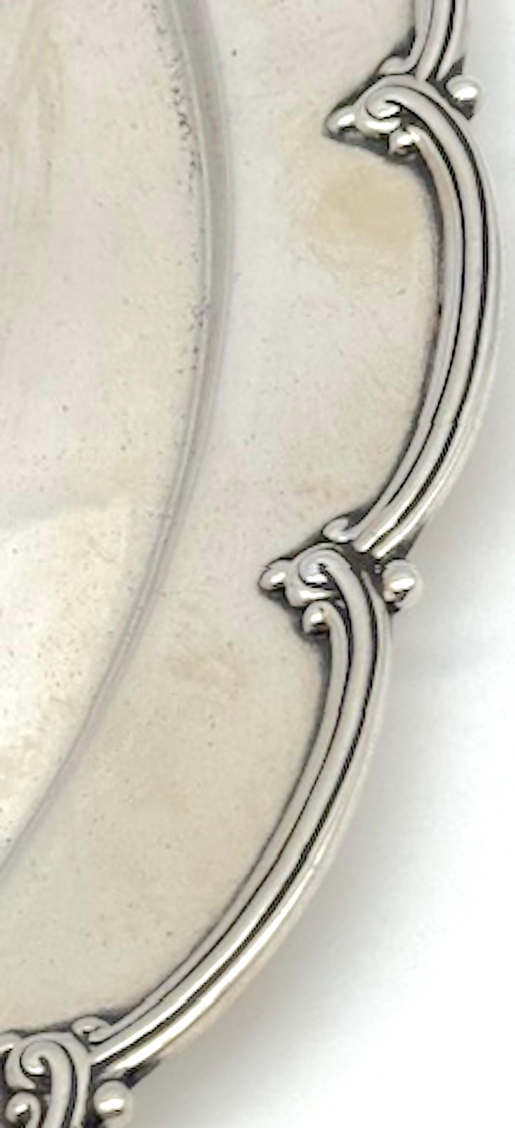 Tiffany & Co. Sterling Silver Scalloped Round Tray, Applied Rim, 10.25 Inches In Good Condition For Sale In West Palm Beach, FL