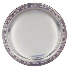 Assiette de service Tiffany & Co. en argent sterling avec émail n° 18670-6018 Art Déco