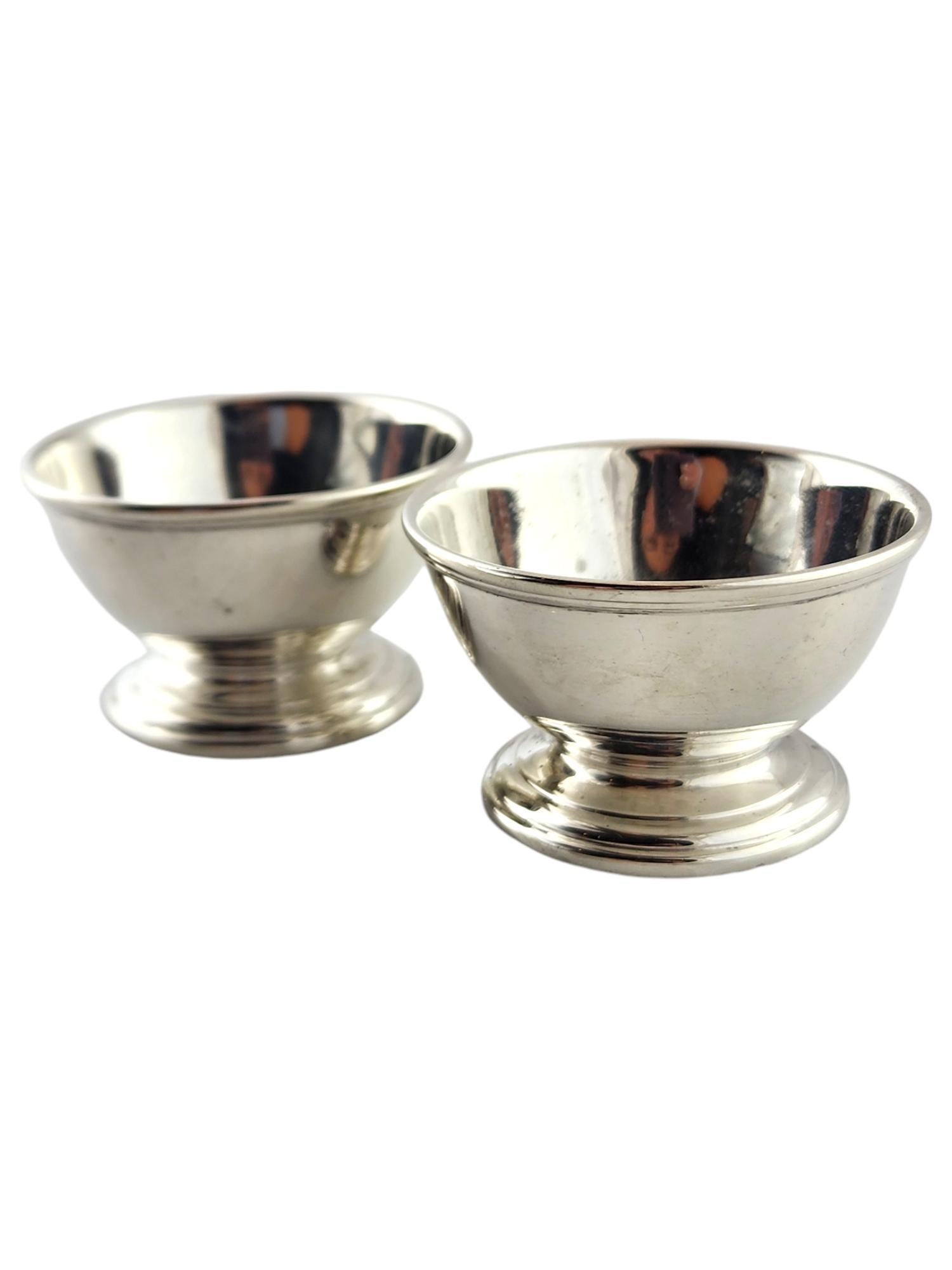 Set di 2 saliere in argento Sterling di Tiffany & Co.

Questo bellissimo set di saliere del designer Tiffany & Co. è stato meticolosamente realizzato in argento sterling!
Inciso con 