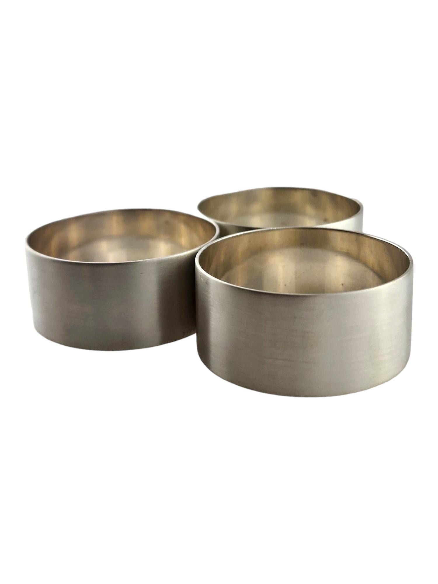 Tiffany & Co. Set di 3 portatovaglioli in argento sterling con finitura satinata

Questo bellissimo set di 3 portatovaglioli di Tiffany & Co. è stato meticolosamente realizzato in argento sterling per ottenere una finitura splendida!

Diametro