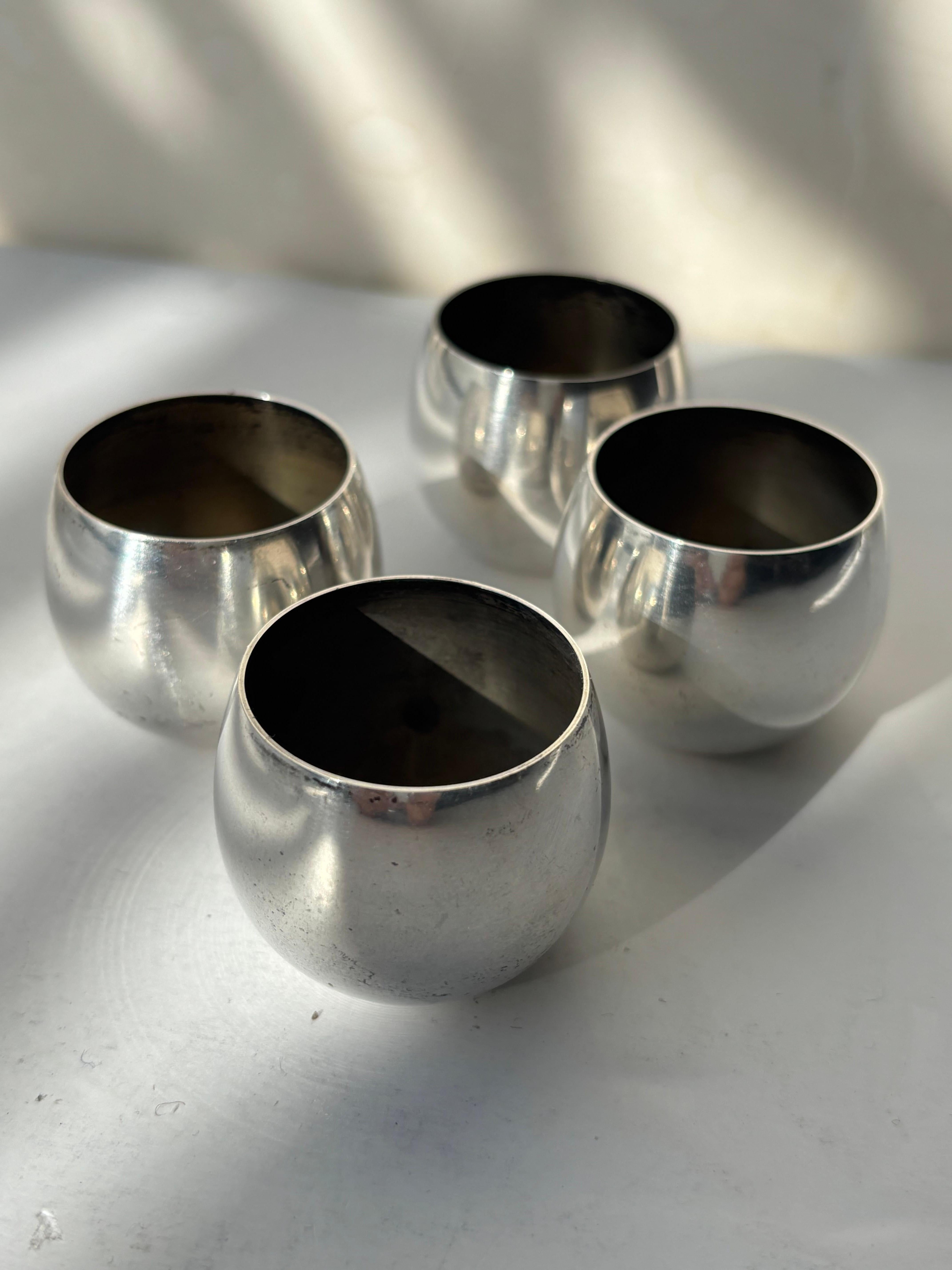 Precioso juego de 4 copas / chupitos en plata de ley número de modelo 25005.