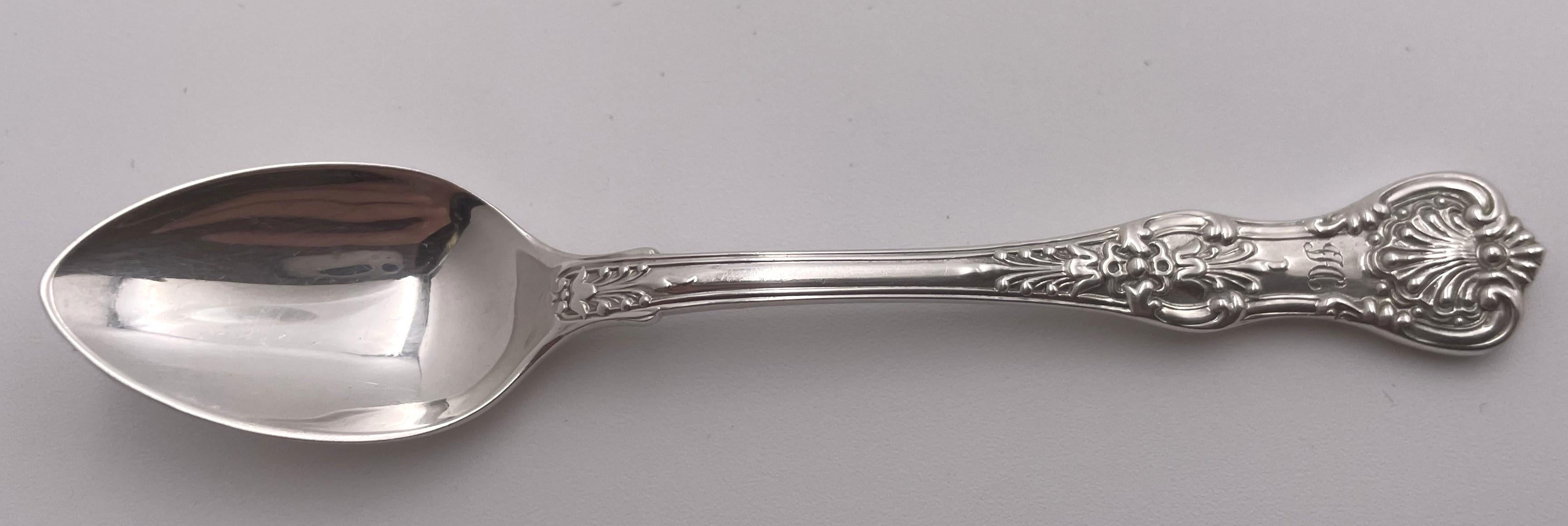 Ensemble de 5 cuillères à demitasse en argent sterling de Tiffany & Co. dans le célèbre motif English King avec des coquillages, des motifs floraux et géométriques. Ils mesurent 4'' de long, pèsent 2,9 onces troy et portent les poinçons