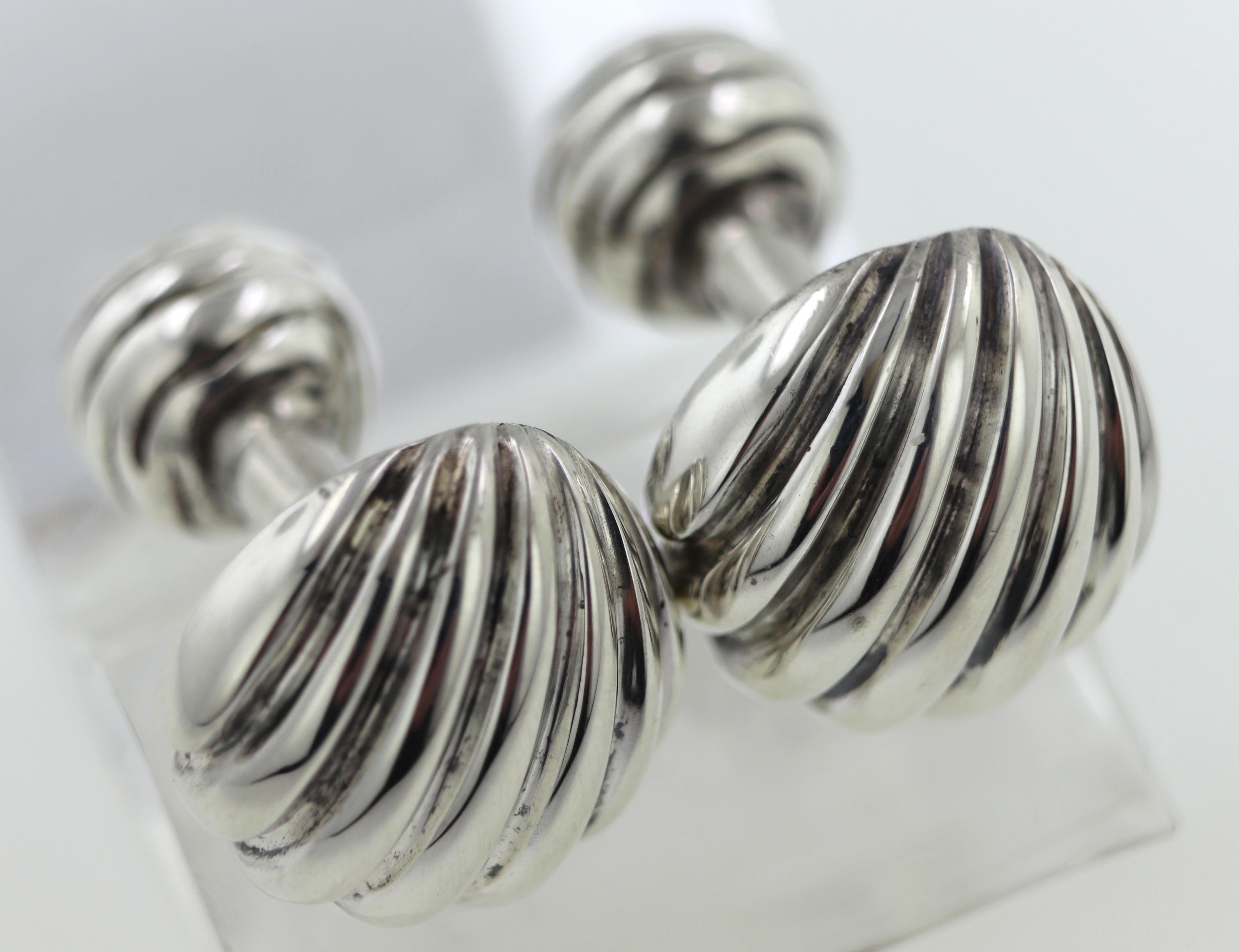 The pair of sterling silver barbell style cufflinks are in the shape of shells, 15.7 X 16.1 mm, 9.5 mm ball,
26.2 mm length, Total weight 19.81 grams.