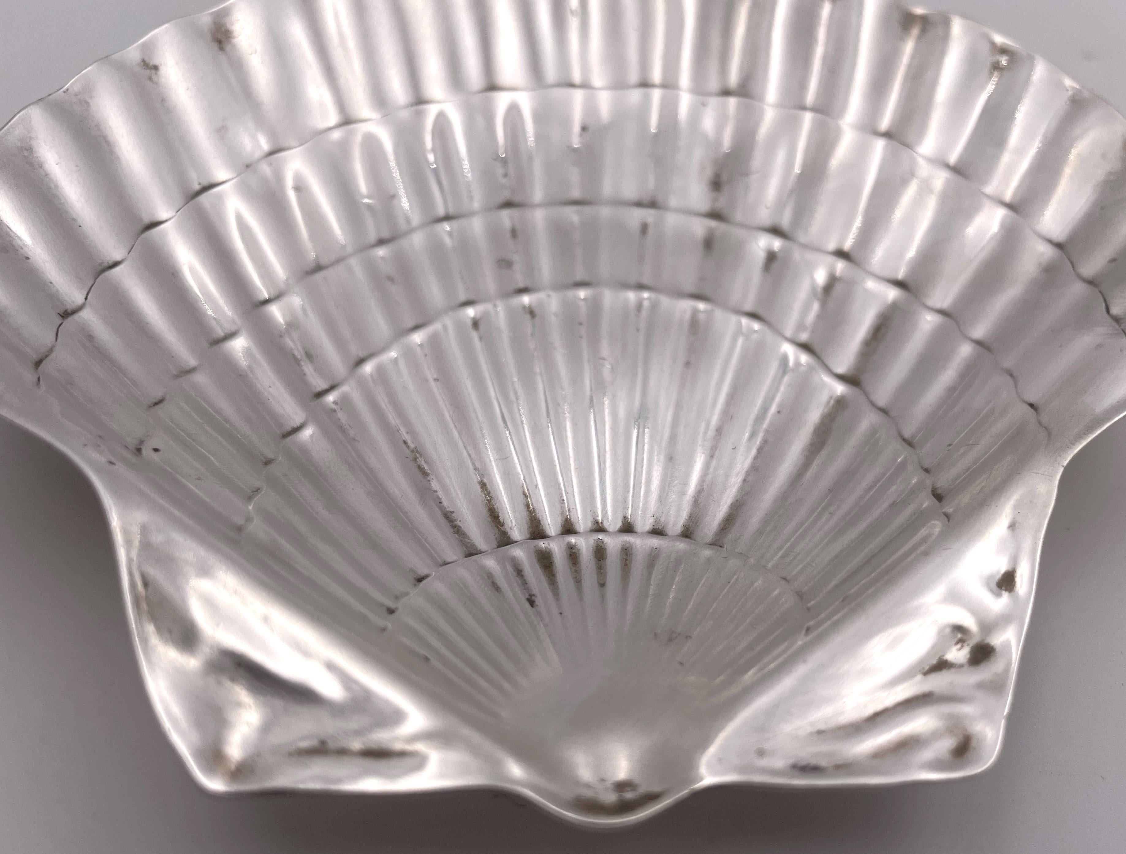 Tiffany & Co. Plato para frutos secos / caramelos en forma de concha de plata de ley en Bueno estado para la venta en New York, NY
