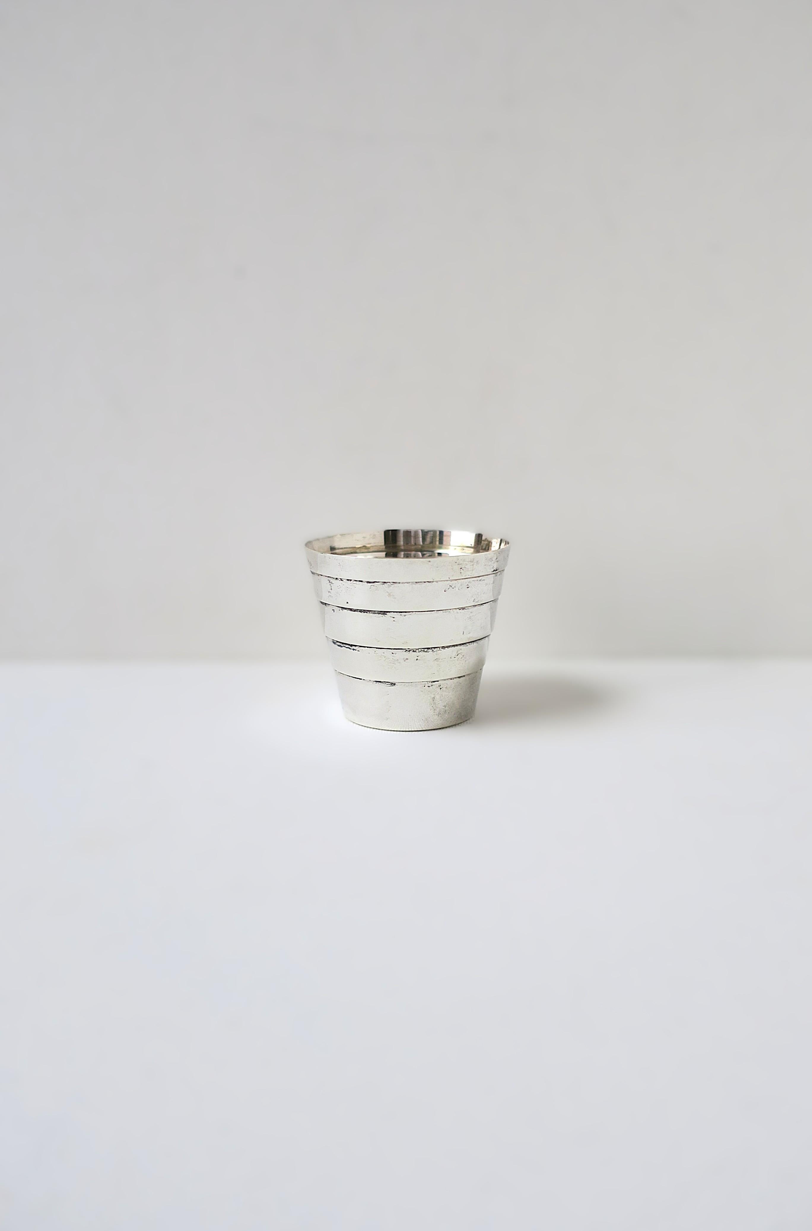 Un sostanzioso pezzo d'epoca Art Deco in argento sterling Tiffany & Co. Un ottimo articolo per un bar ben curato, un barista, un carrello bar, etc. Con il marchio del produttore, 