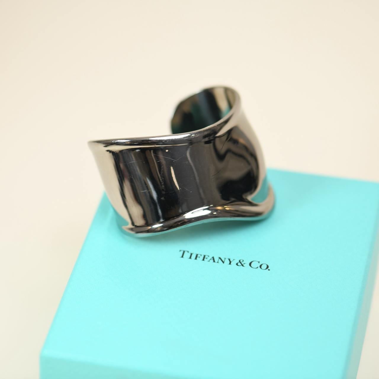 Moderno Tiffany & Co. Bracciale con osso da polso sinistro Elsa Peretti, piccolo, in argento sterling in vendita