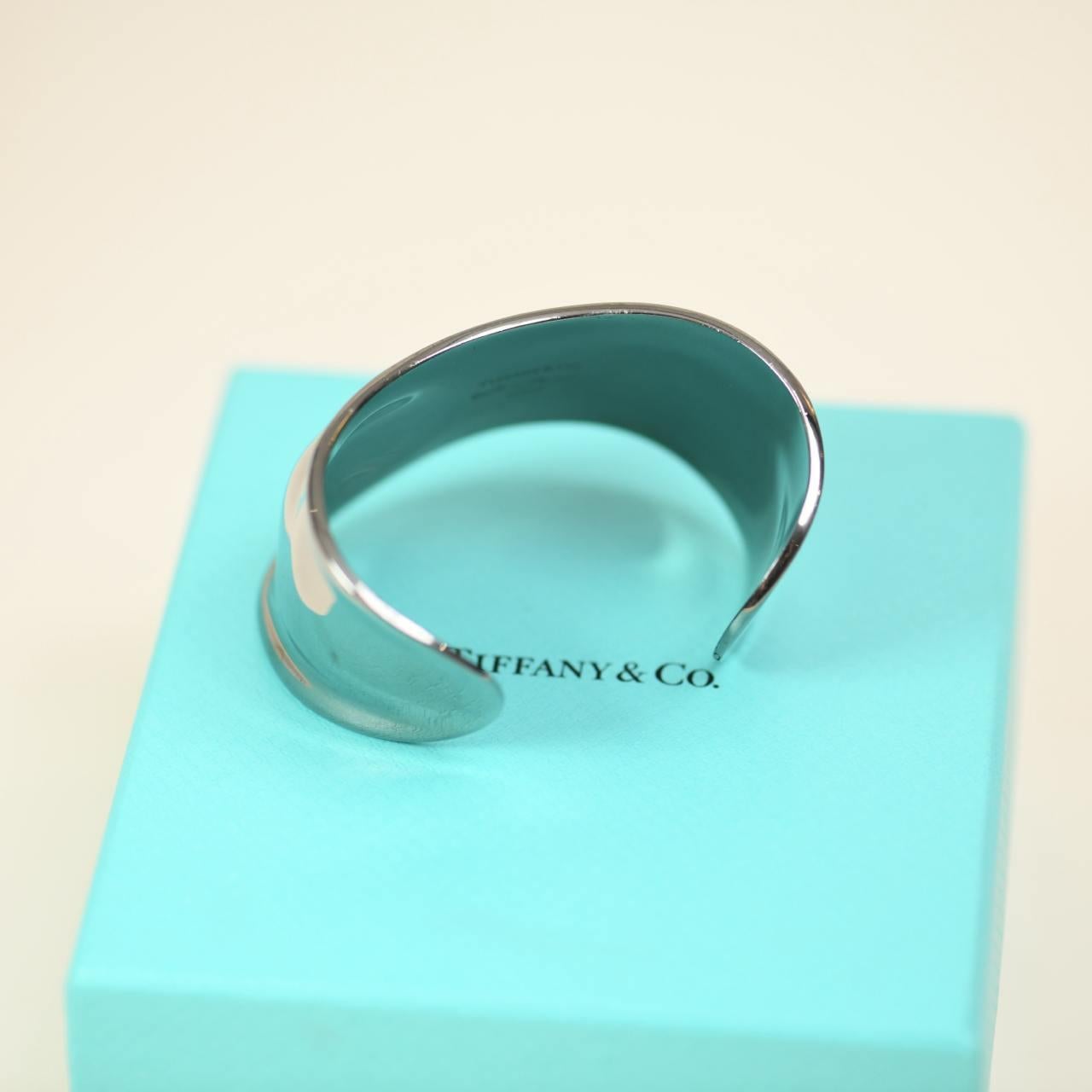 Tiffany & Co. Bracciale con osso da polso sinistro Elsa Peretti, piccolo, in argento sterling In condizioni ottime in vendita a Banbury, GB