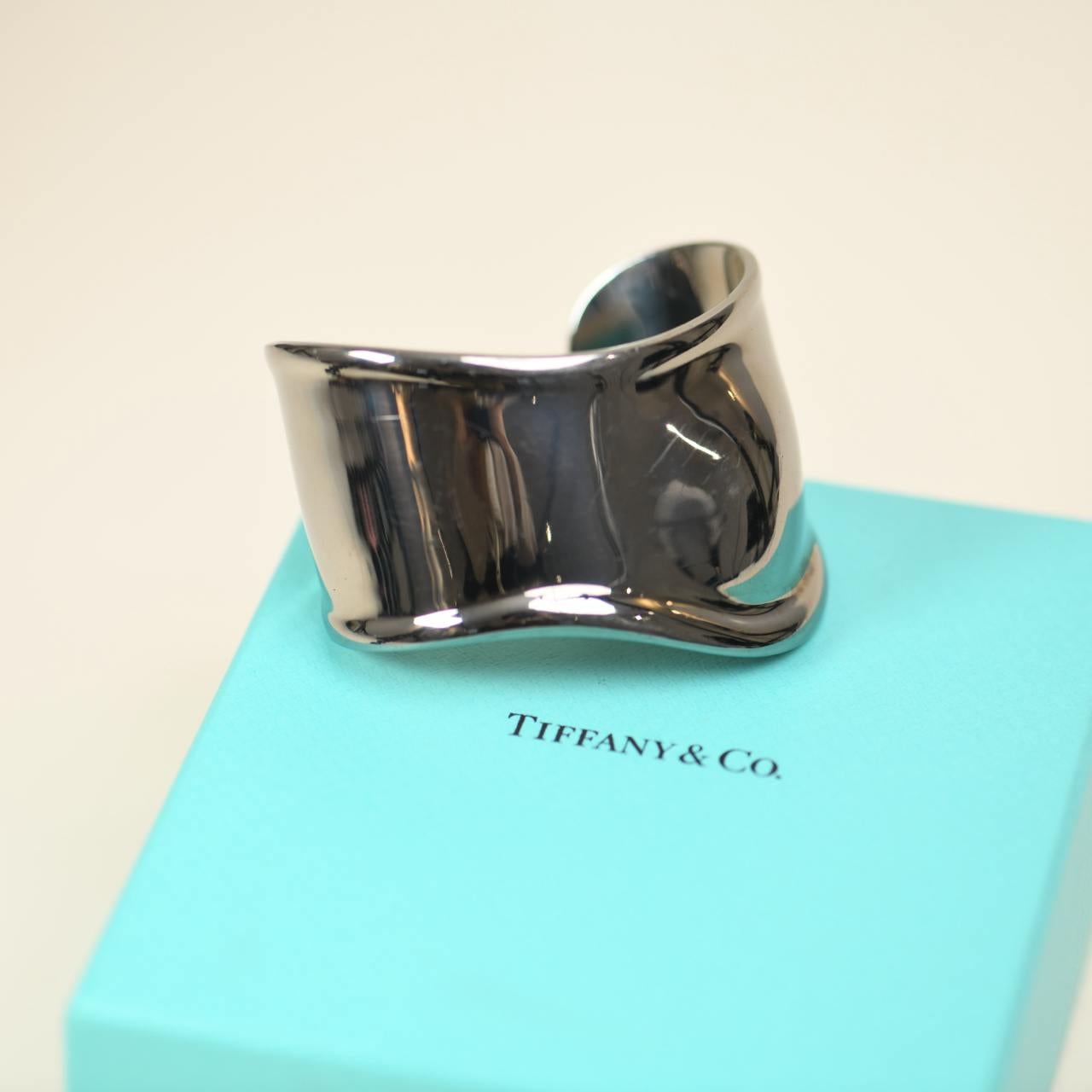 da uomo o donna Tiffany & Co. Bracciale con osso da polso sinistro Elsa Peretti, piccolo, in argento sterling in vendita