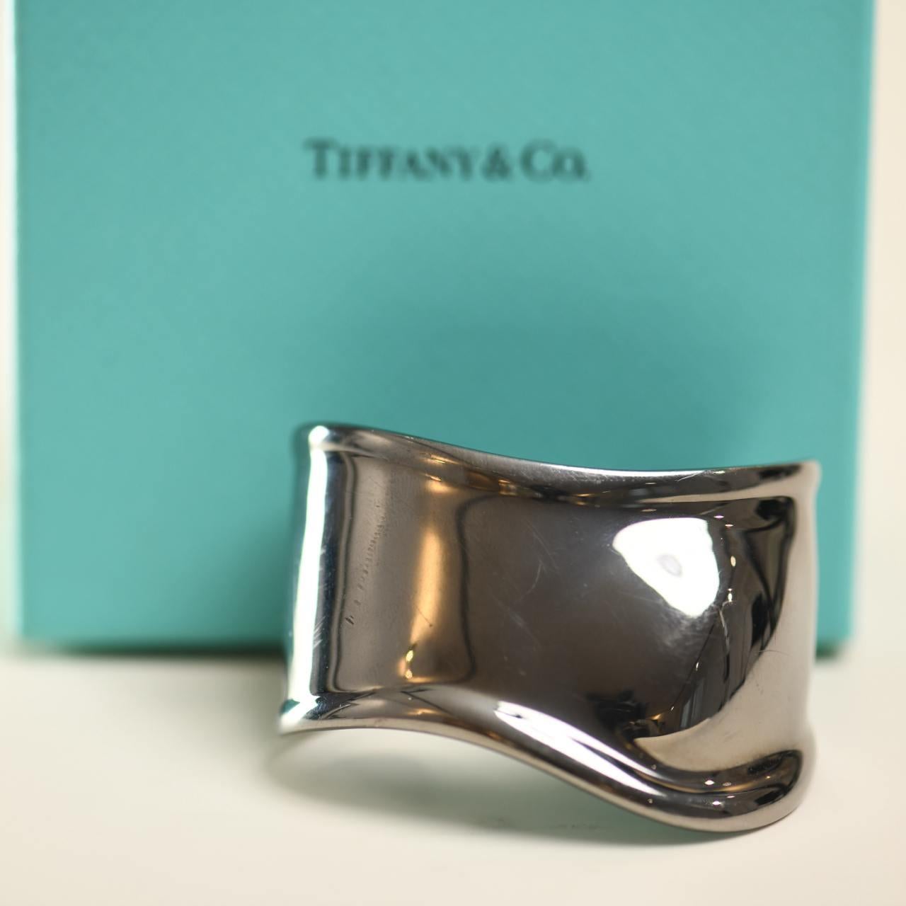 Tiffany & Co. Bracciale con osso da polso sinistro Elsa Peretti, piccolo, in argento sterling in vendita 1