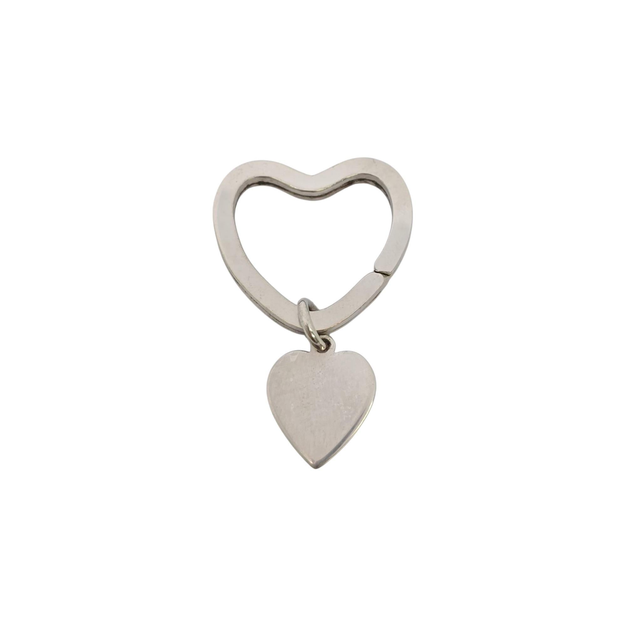 Sterling silver small heart keychain/key ring by Tiffany & Co.

This Tiffany & Co key ring features a heart shaped key ring with a small heart dangle. Tiffany & Co box and pouch are not included.

Measures approx 1 5/8