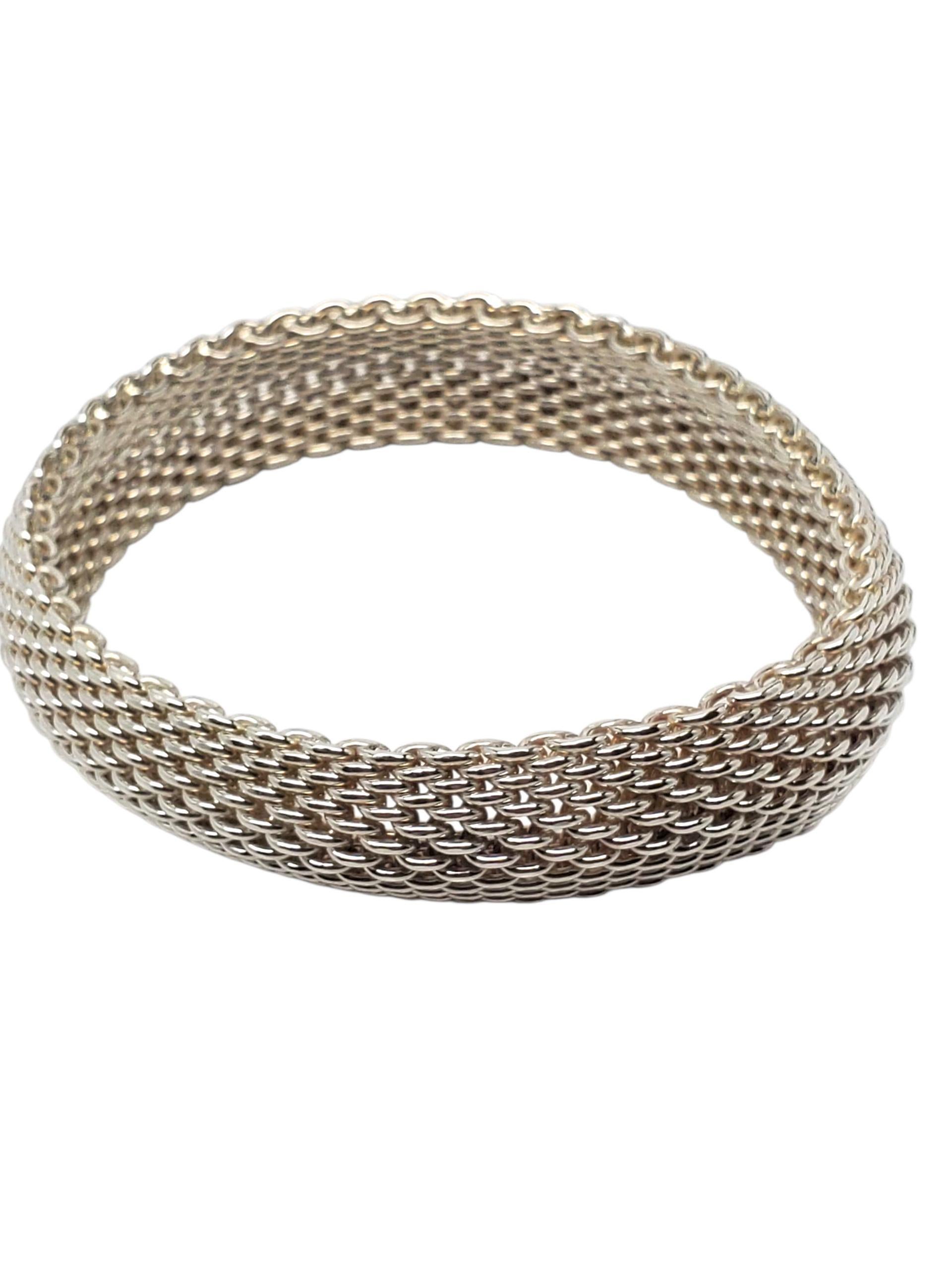 Tiffany & Co. Bracciale a maglie intrecciate in argento Sterling Somerset Bangle -

Questo elegante braccialetto bangle in argento sterling di somerset di Tiffany & Co. presenta un design a cupola con una trama intrecciata che si flette intorno al