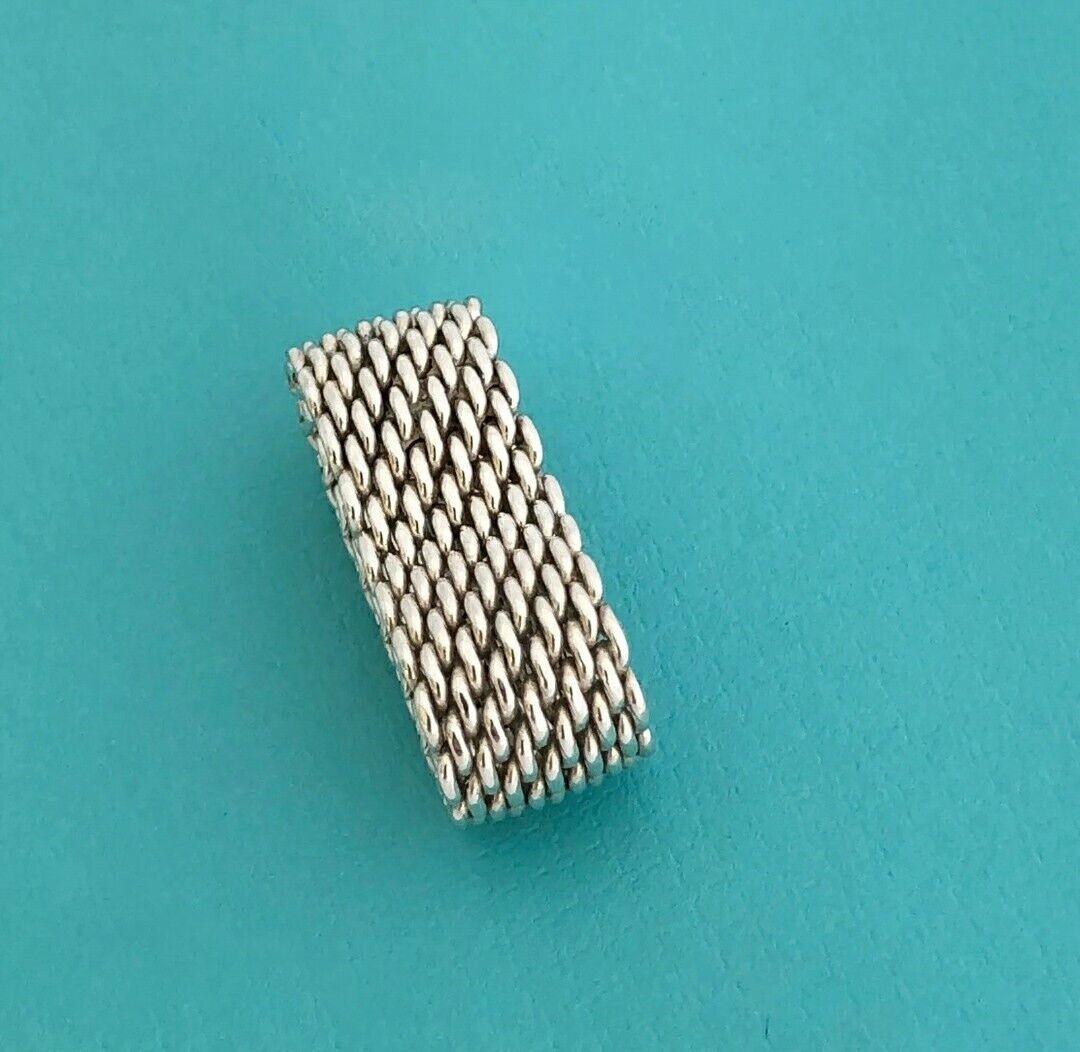 Brand Tiffany & co
Tiffany & Co. Sterling Silver Somerset Mesh Weave Ring
Condition Pre-owned
Gender Women
Ring size 7.5
Ring width 10mm
Length 25mm
height 3.5
Comes with Tiffany & co pouch