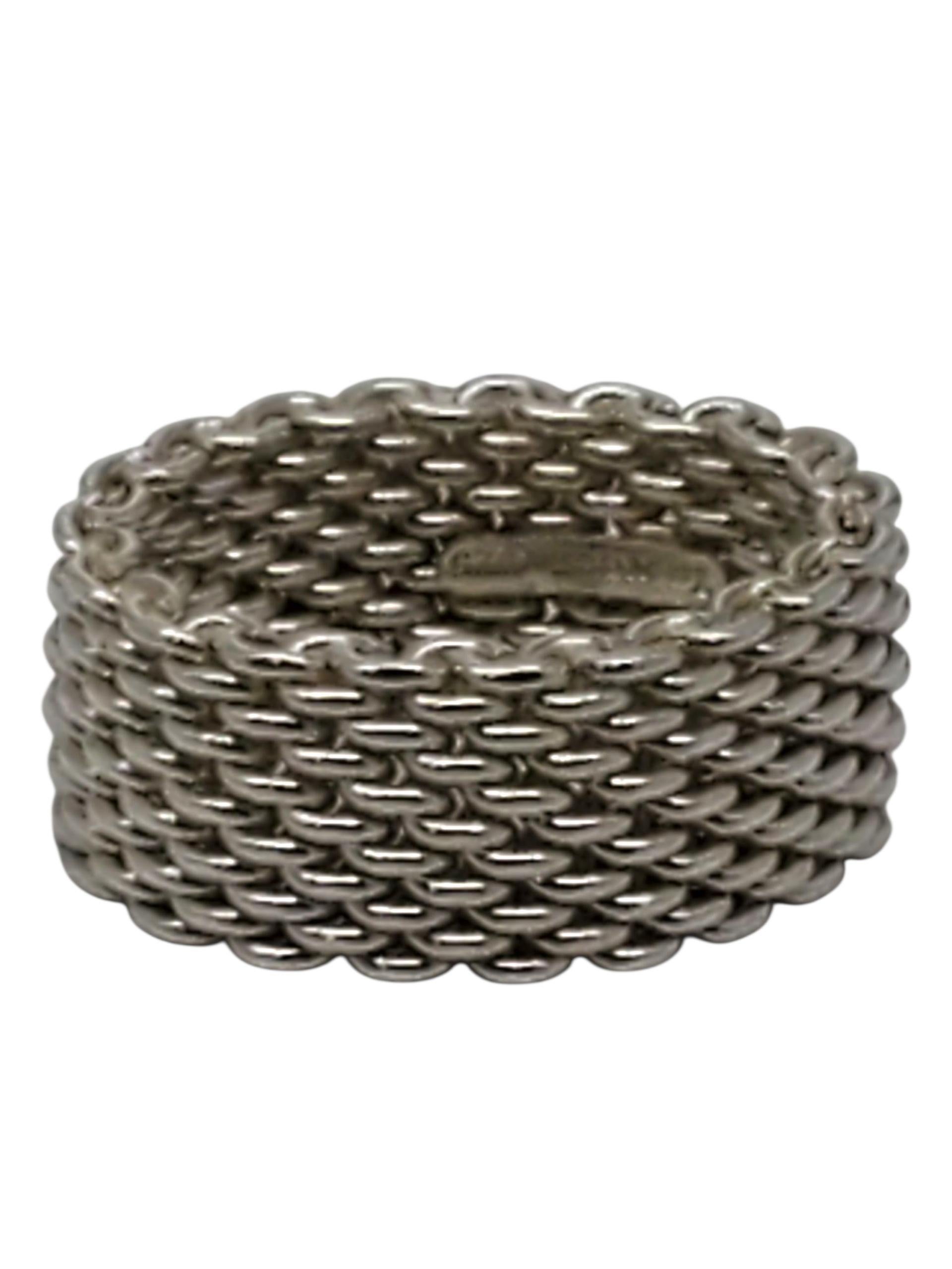 Tiffany & Co. Anello a maglie intrecciate Somerset in argento sterling 

Questo elegante anello in argento sterling Tiffany & Co. della collezione Somerset presenta un design a cupola con una trama intrecciata.

Bracciale abbinato #22611

Gambo: 10