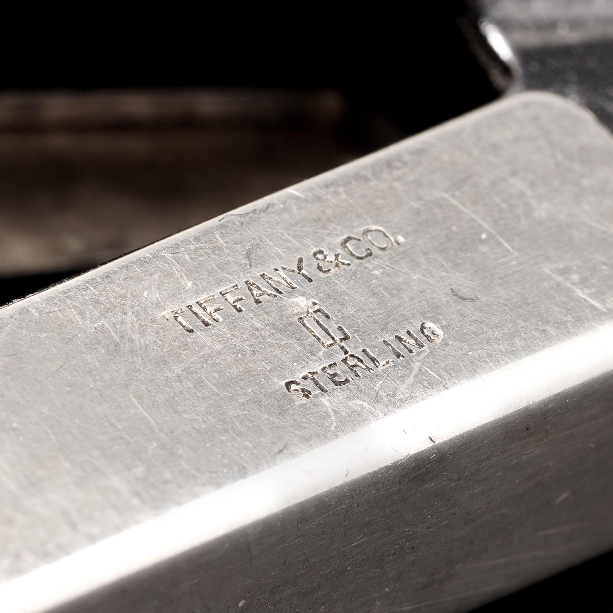 Tiffany & Co. Rimozione della spillatrice in argento sterling

Una rara pinzatrice in argento sterling di Tiffany & Co. realizzata con un design elegante e minimalista. Questa cucitrice compatta e funzionale rimuove  è realizzato in argento