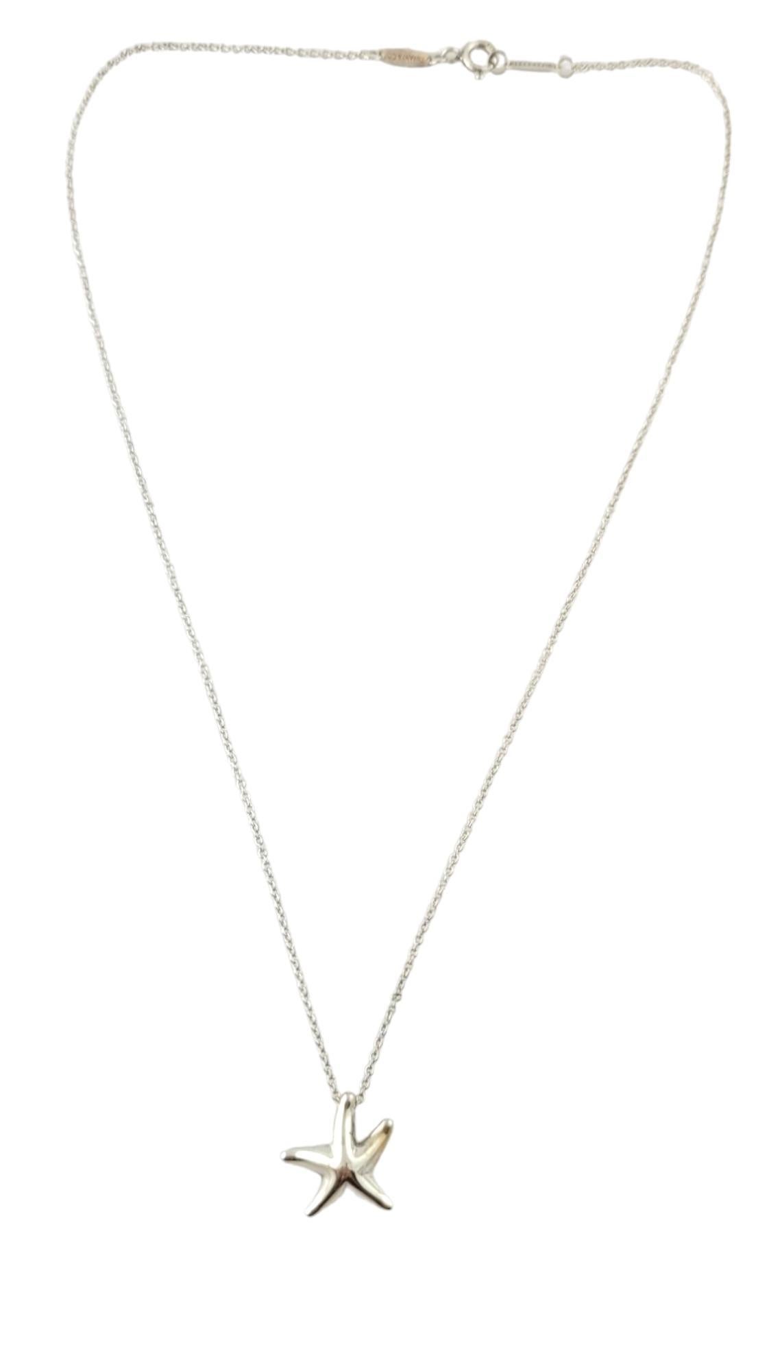 Tiffany & Co. Collana di stelle marine in argento sterling

Questo bellissimo pezzo del designer Tiffany & Co. è caratterizzato da uno splendido ciondolo a forma di stella marina in argento sterling abbinato a una bellissima catena in