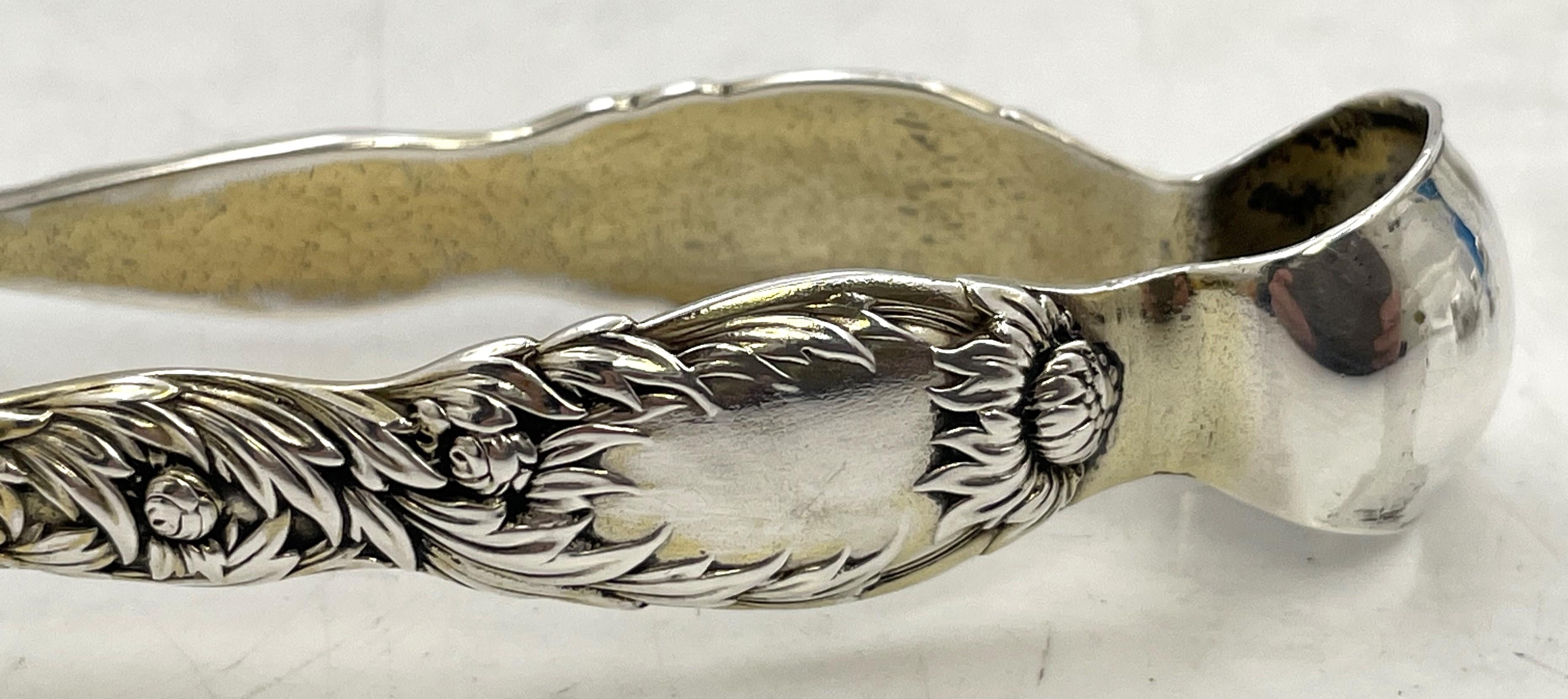 Tiffany & Co. Tenazas de azúcar de plata de ley con motivo de crisantemo de 1880 Dorado en venta