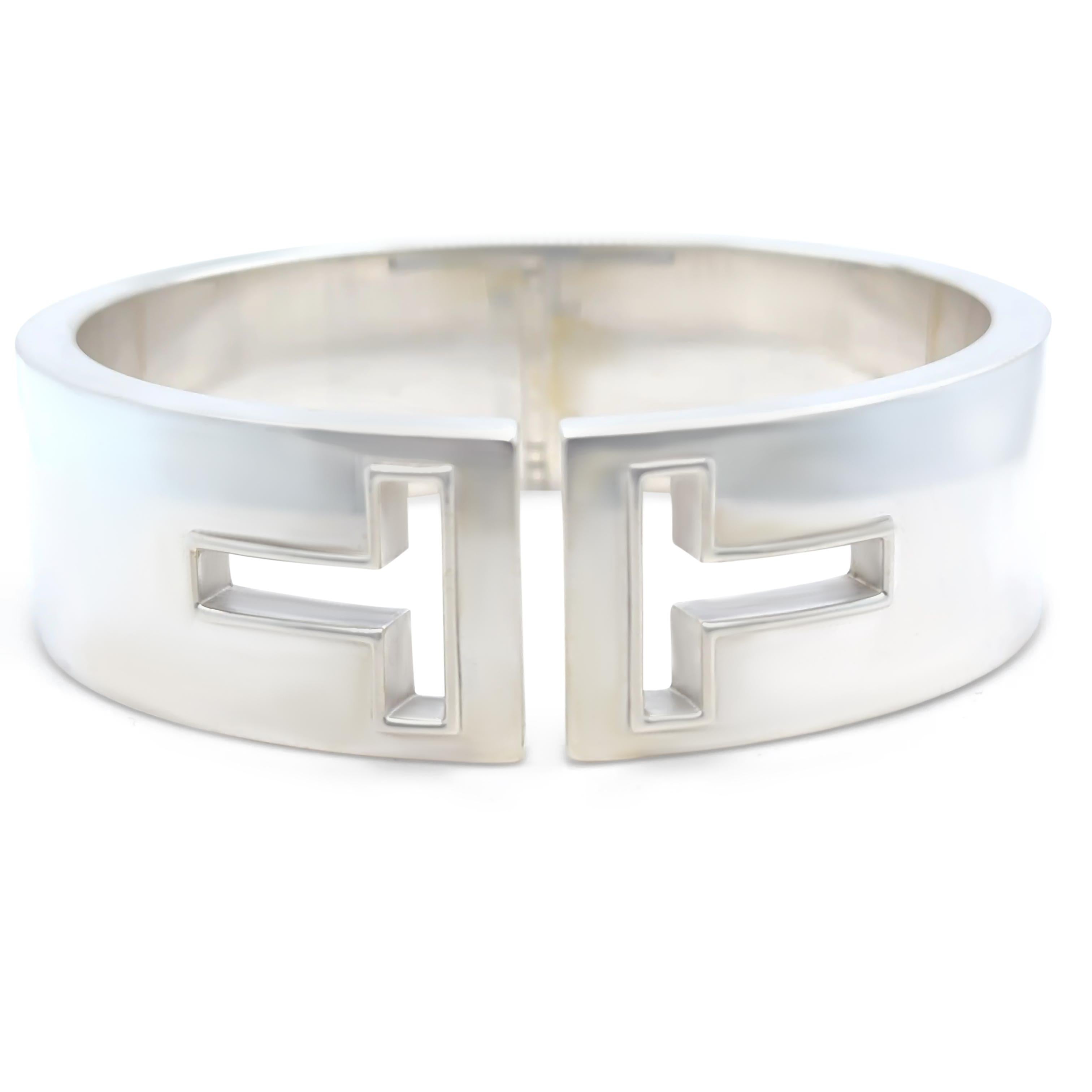 Questo elegante bracciale da polso di Tiffany & Co. è realizzato in argento sterling e presenta gli iconici ritagli con motivo a T che definiscono lo stile senza tempo del marchio. Il bracciale misura 20 mm di larghezza con uno spessore di 4 mm e ha