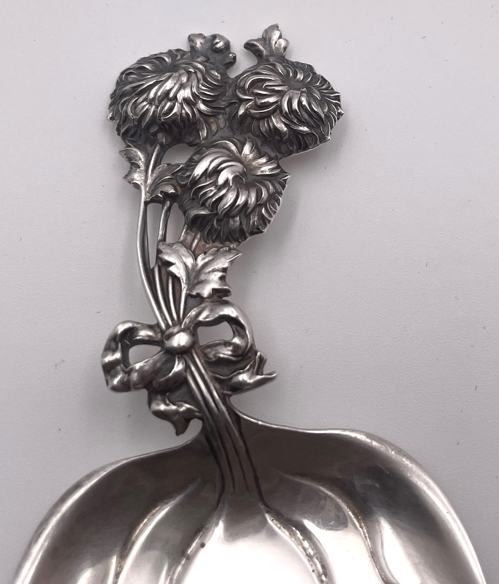 Tiffany & Co. Sterling Silber Tea Caddy Löffel mit Chrysanthemen (amerikanisch) im Angebot