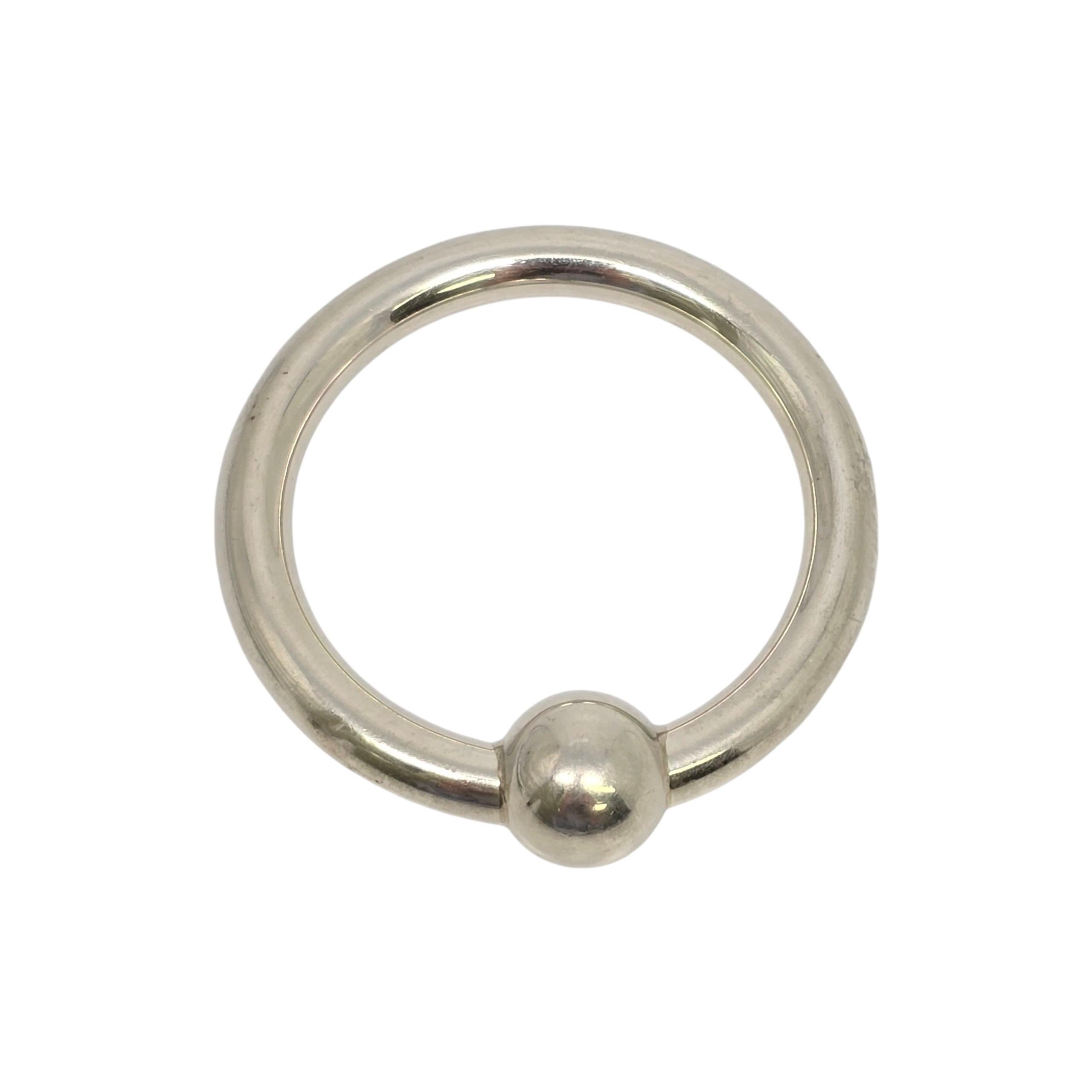 Tiffany & Co Anillo sonajero mordedor de plata de ley

Un precioso y encantador sonajero para bebé con anillo mordedor de plata de ley auténtica diseñado por Tiffany & Co. Tiene un suave y dulce tintineo cuando lo agitas. La caja y la bolsa de