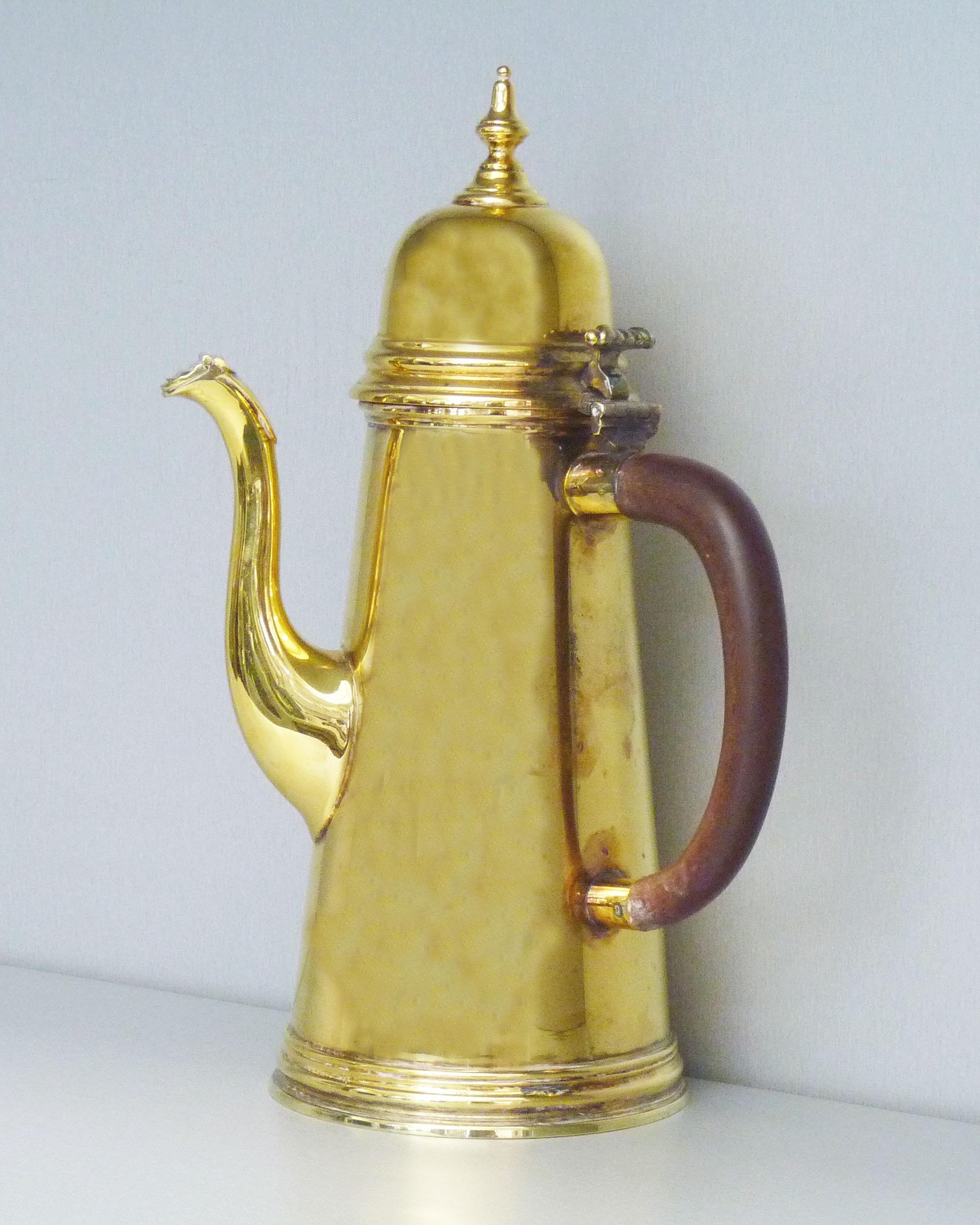 Service à café de trois pièces en argent sterling de Tiffany & Co. datant du milieu du 20e siècle, vers 1960-1970, comprenant une cafetière, un crémier et un sucrier. 
Signé : Tiffany & Co.
Angleterre
Sterling
Chaque pièce est poinçonnée. 

Hauteur