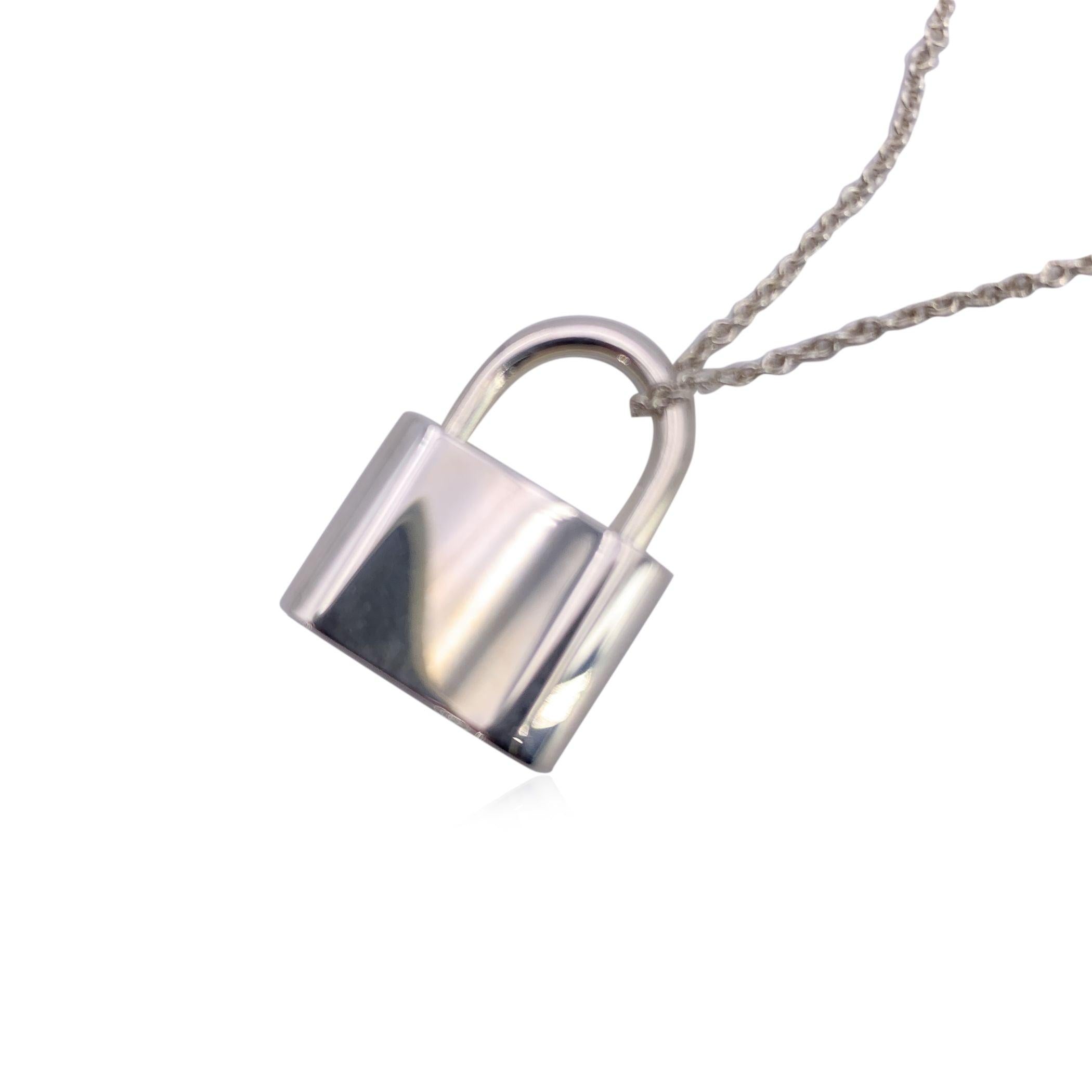 Questa bellissima collana a catena in argento sterling di Tiffany & Co. è un mix perfetto di eleganza e storia, con l'iconico ciondolo a forma di lucchetto Tiffany 1837™. Il lucchetto mostra con orgoglio l'anno di fondazione di Tiffany, un accenno