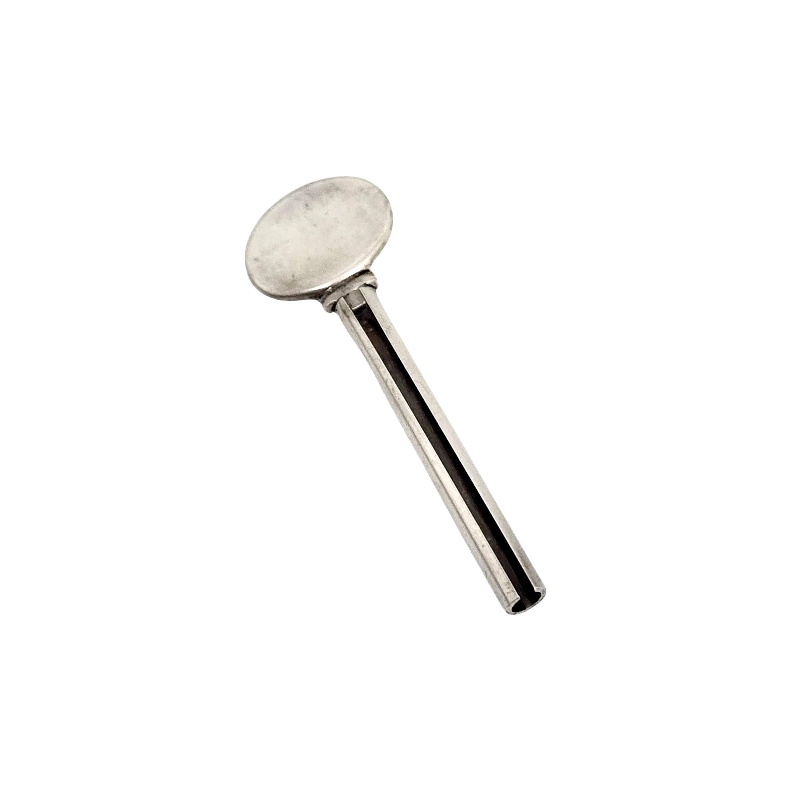 Tiffany & Co Sterling Silber Zahnpastatube Squeezer Schlüssel.

Authentischer Tiffany-Schlüssel, der zum Drücken und Drehen der Zahnpastatube verwendet wird.

Maßnahmen ca. 2 13/16 