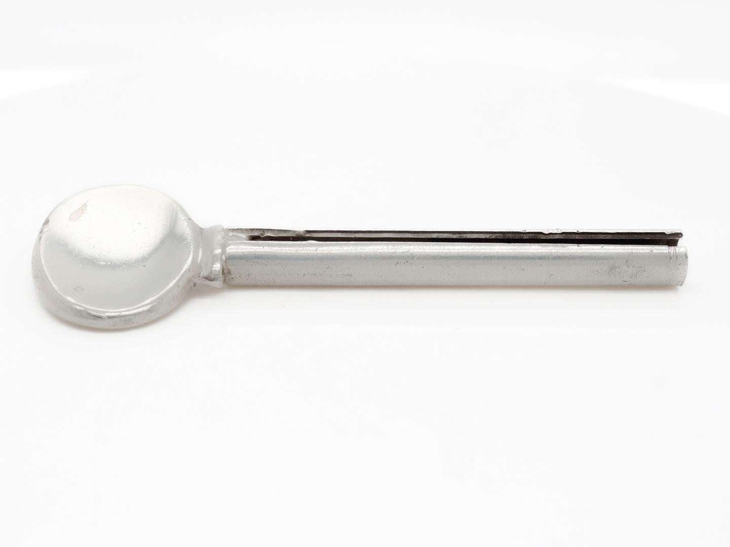 Ein feiner silberner Zahnpastatubenquetscher oder Schlüssel.

Von Tiffany & Co. 

Wird am Ende einer Zahnpastatube befestigt und wie ein Schlüssel gedreht, um die Zahnpasta herauszudrücken.

Auf der Rückseite markiert für Tiffany & Co. /