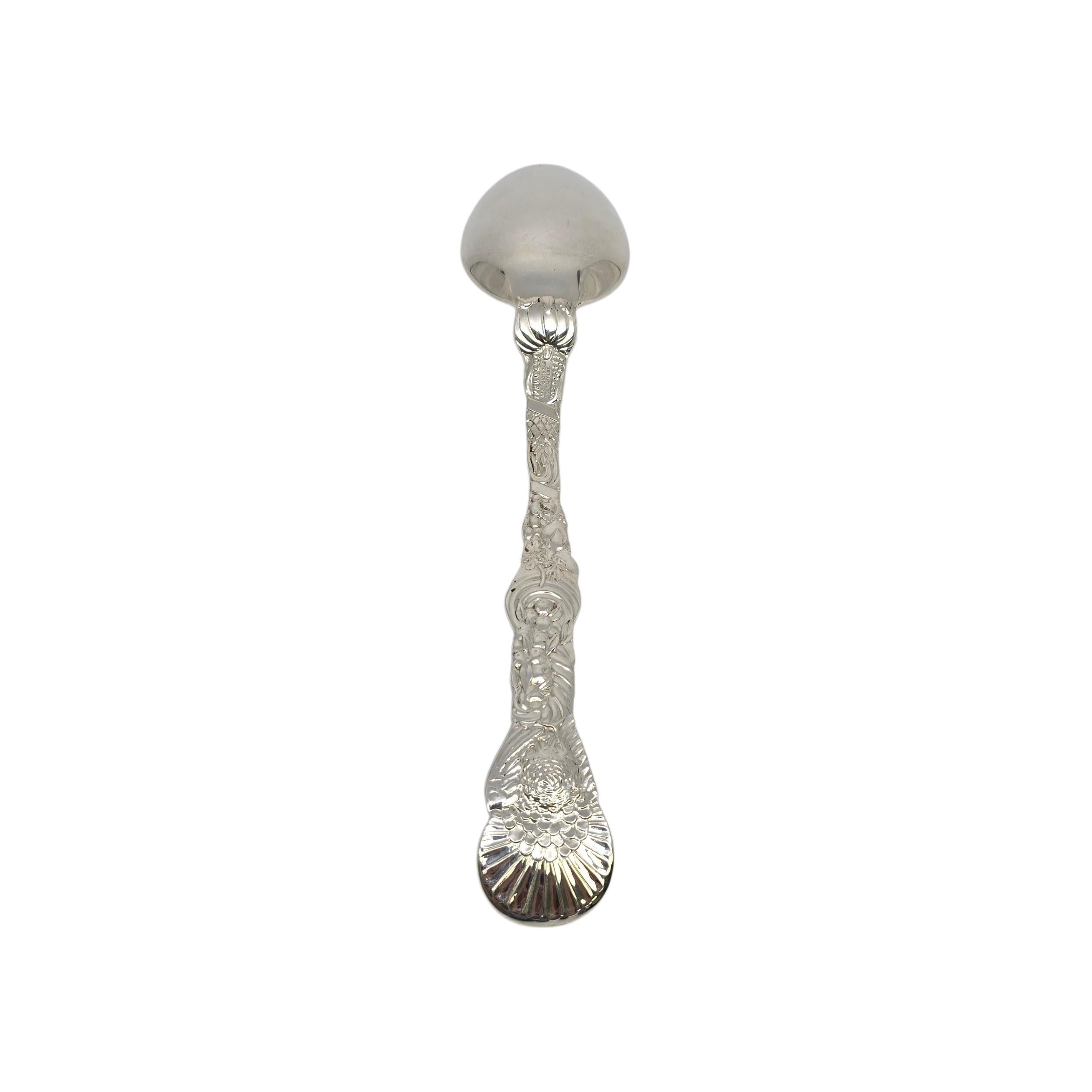 Cucchiaio da portata con motivo di tacchino in argento sterling di Tiffany & Co.

Un grande cucchiaio da portata con un tacchino in cima e mais e zucca alla base del manico e una grande ciotola ovale, perfetta per servire il ripieno. Un pezzo